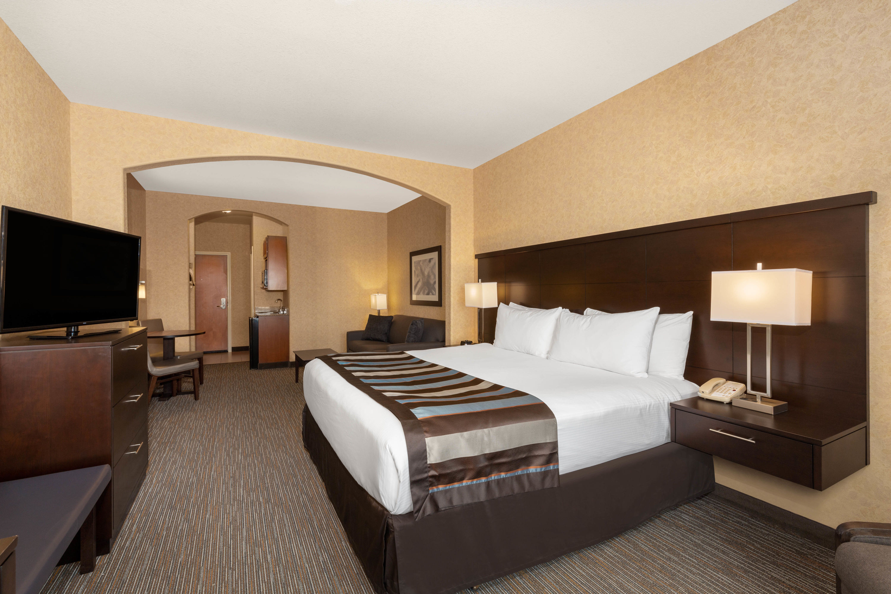 Wingate by Wyndham Moses Lake suite in Moses Lake, Washington