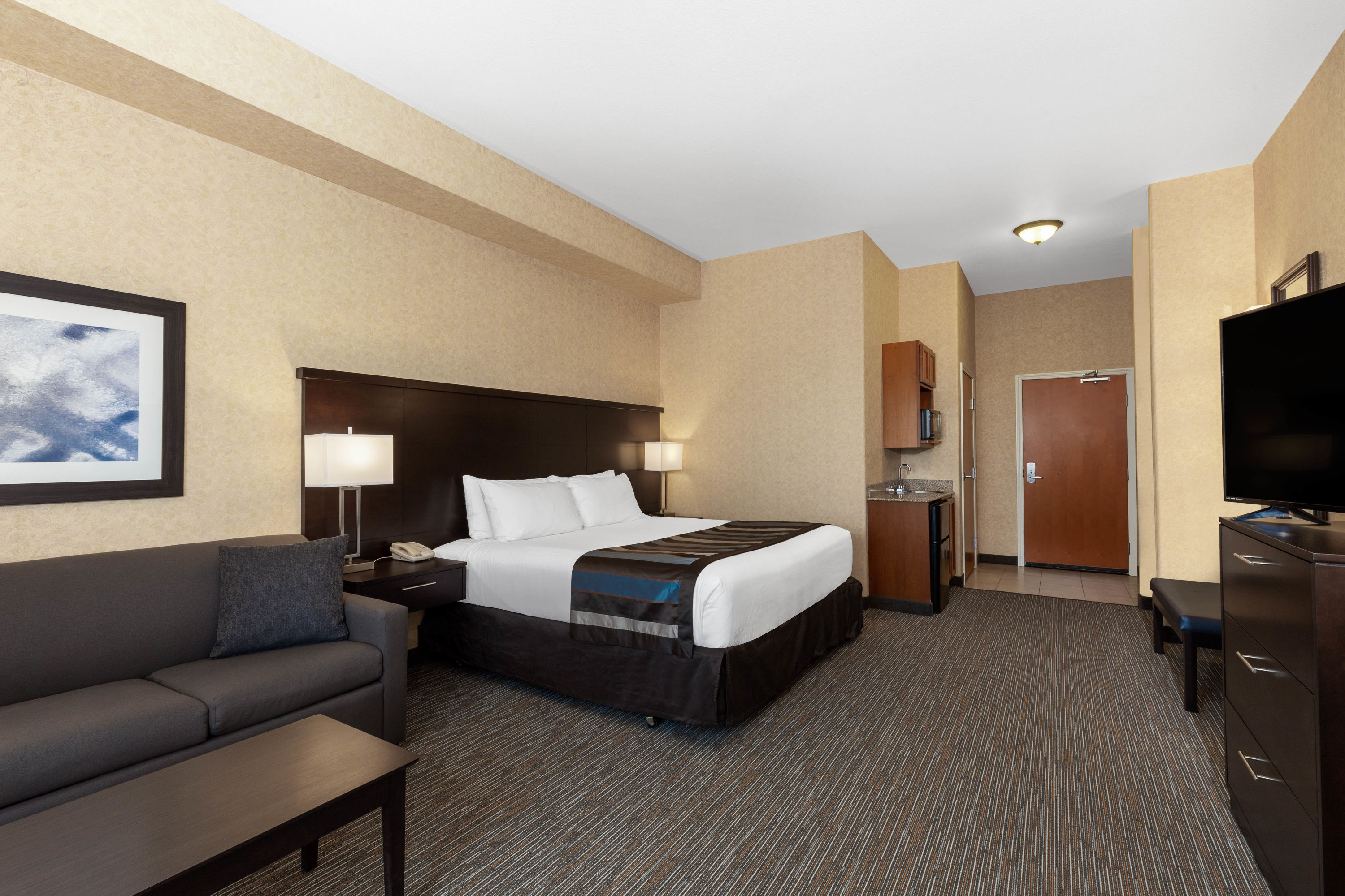 Wingate by Wyndham Moses Lake suite in Moses Lake, Washington