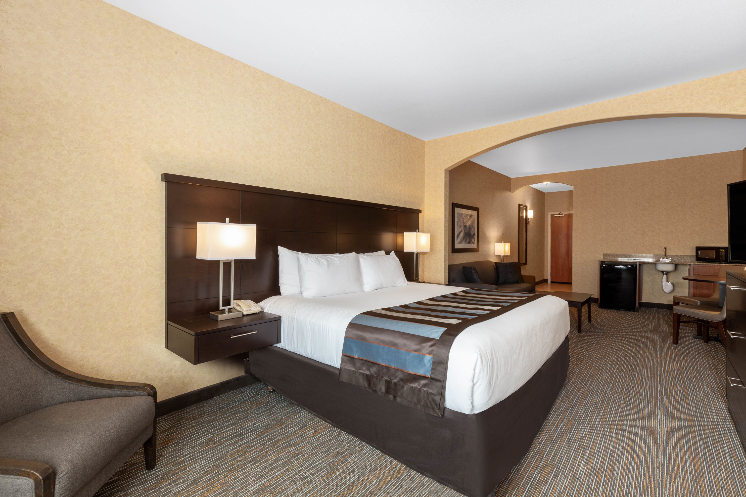 Wingate by Wyndham Moses Lake suite in Moses Lake, Washington
