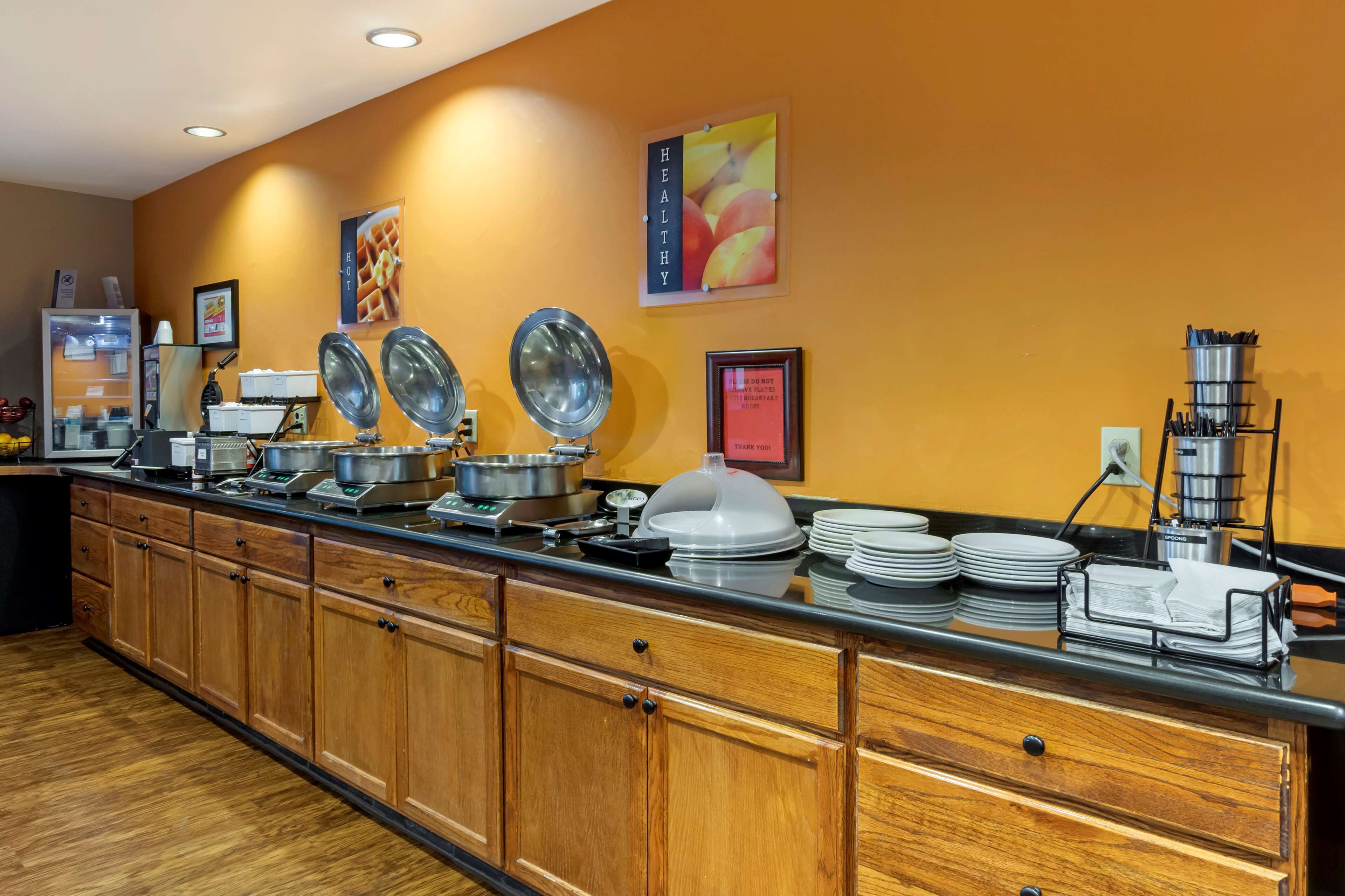 Wingate by Wyndham Mount Vernon restaurant breakfast area with seating in Mount Vernon, Washington