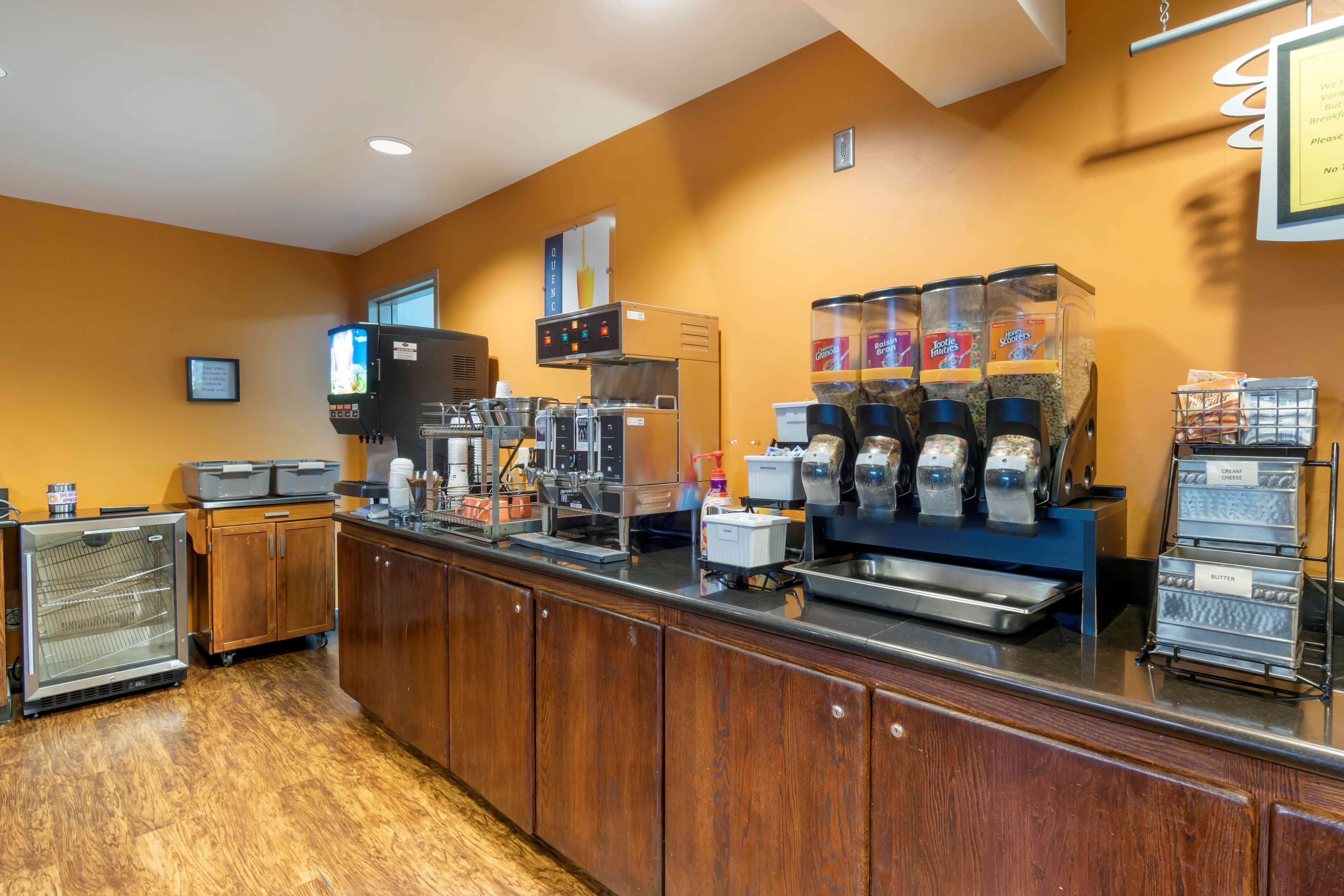 Wingate by Wyndham Mount Vernon restaurant breakfast area with seating in Mount Vernon, Washington