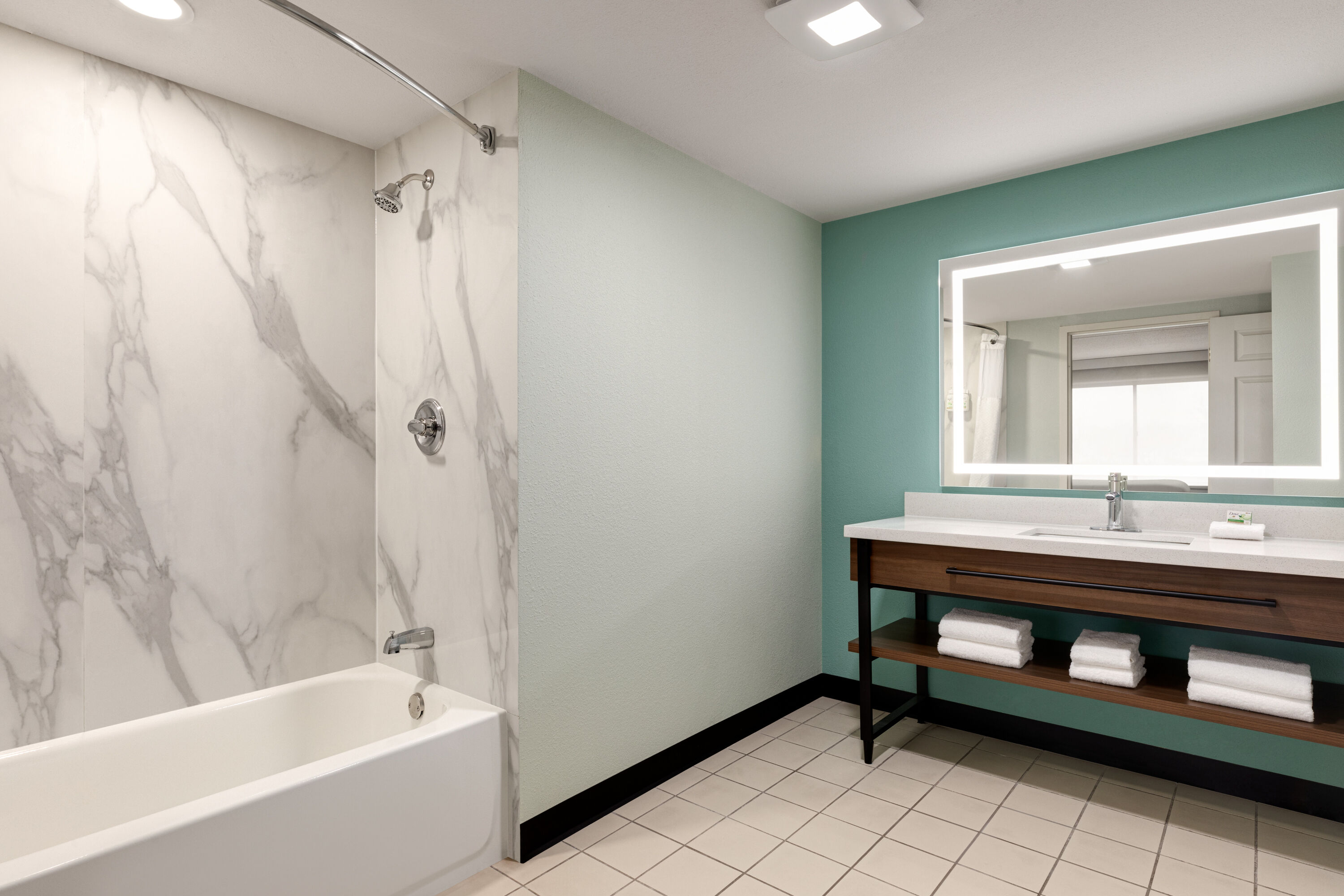 Guest room bath at the Wingate by Wyndham Green Bay/Airport in Green Bay, Wisconsin