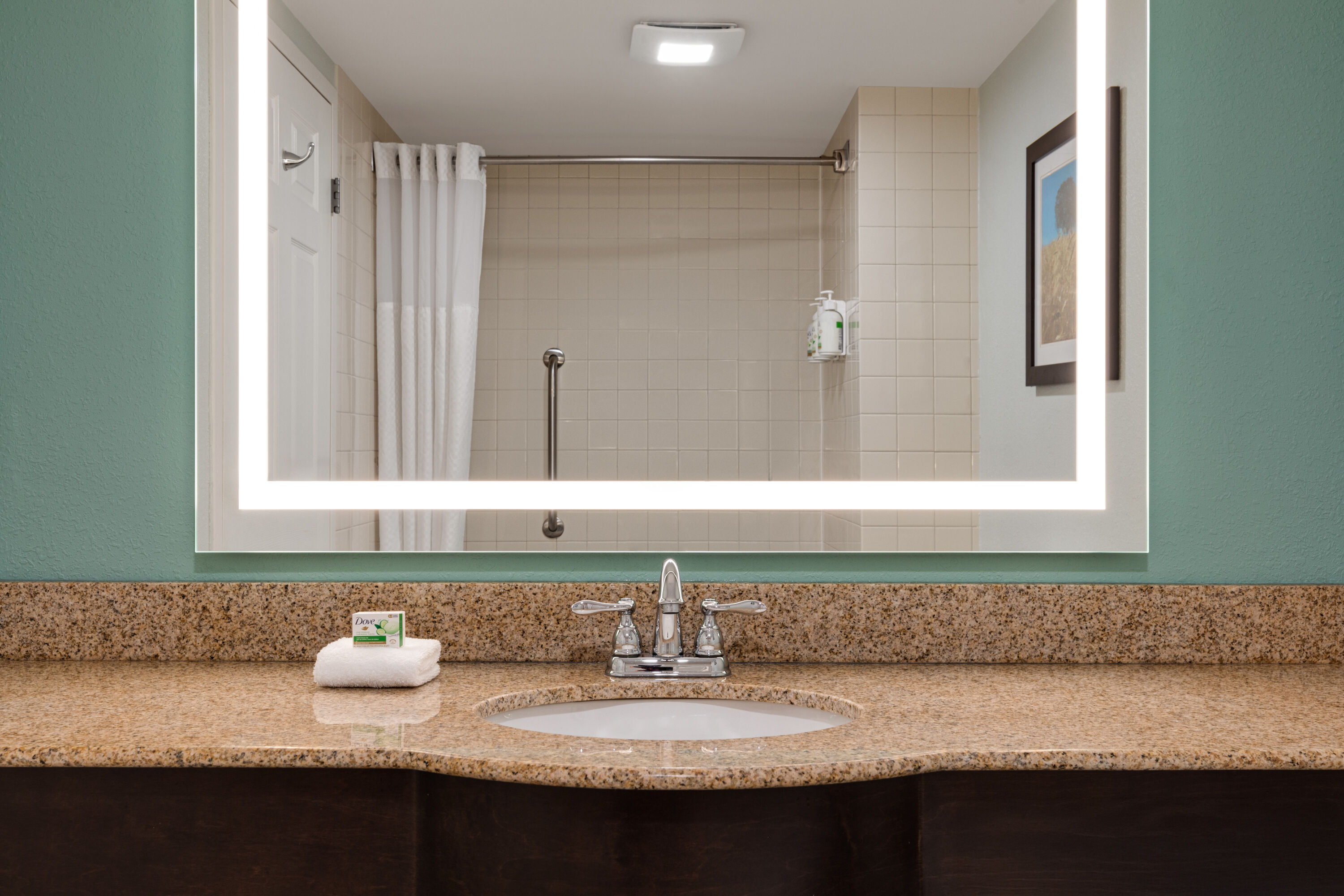Guest room bath at the Wingate by Wyndham Green Bay/Airport in Green Bay, Wisconsin