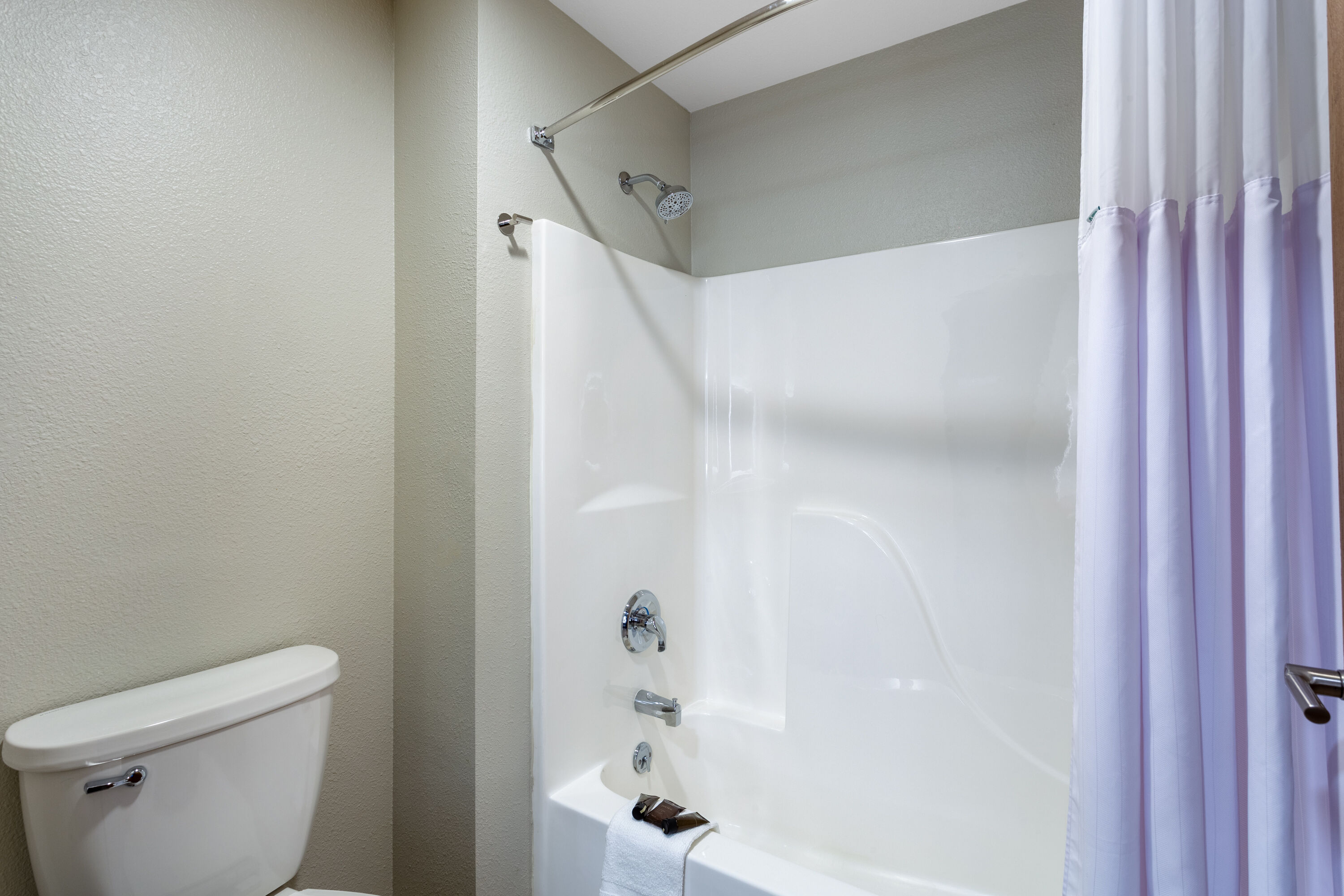 Guest room bath at the Wingate by Wyndham Wisconsin Dells Waterpark in Wisconsin Dells, Wisconsin