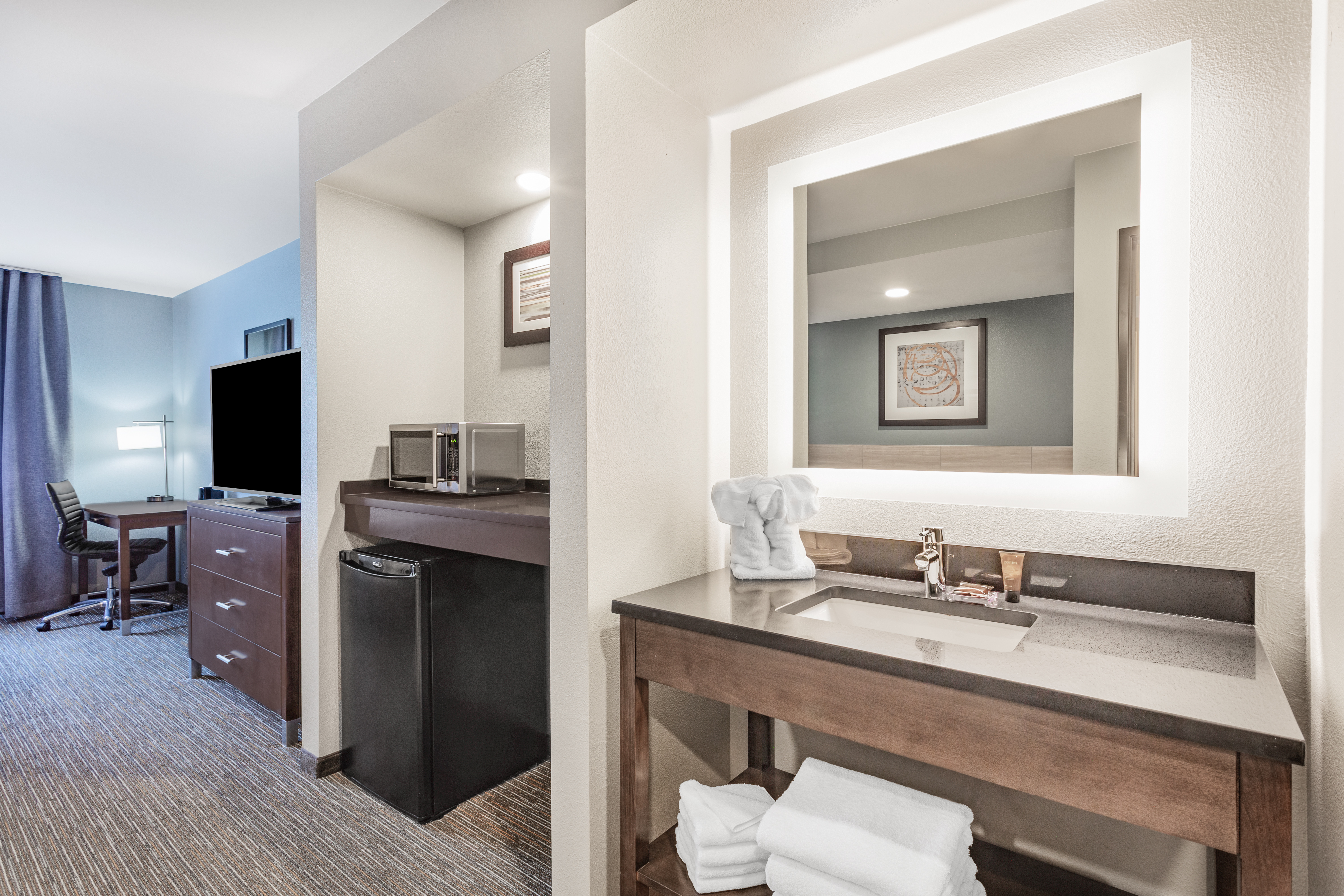 Guest room bath at the Wingate by Wyndham Wisconsin Dells Waterpark in Wisconsin Dells, Wisconsin