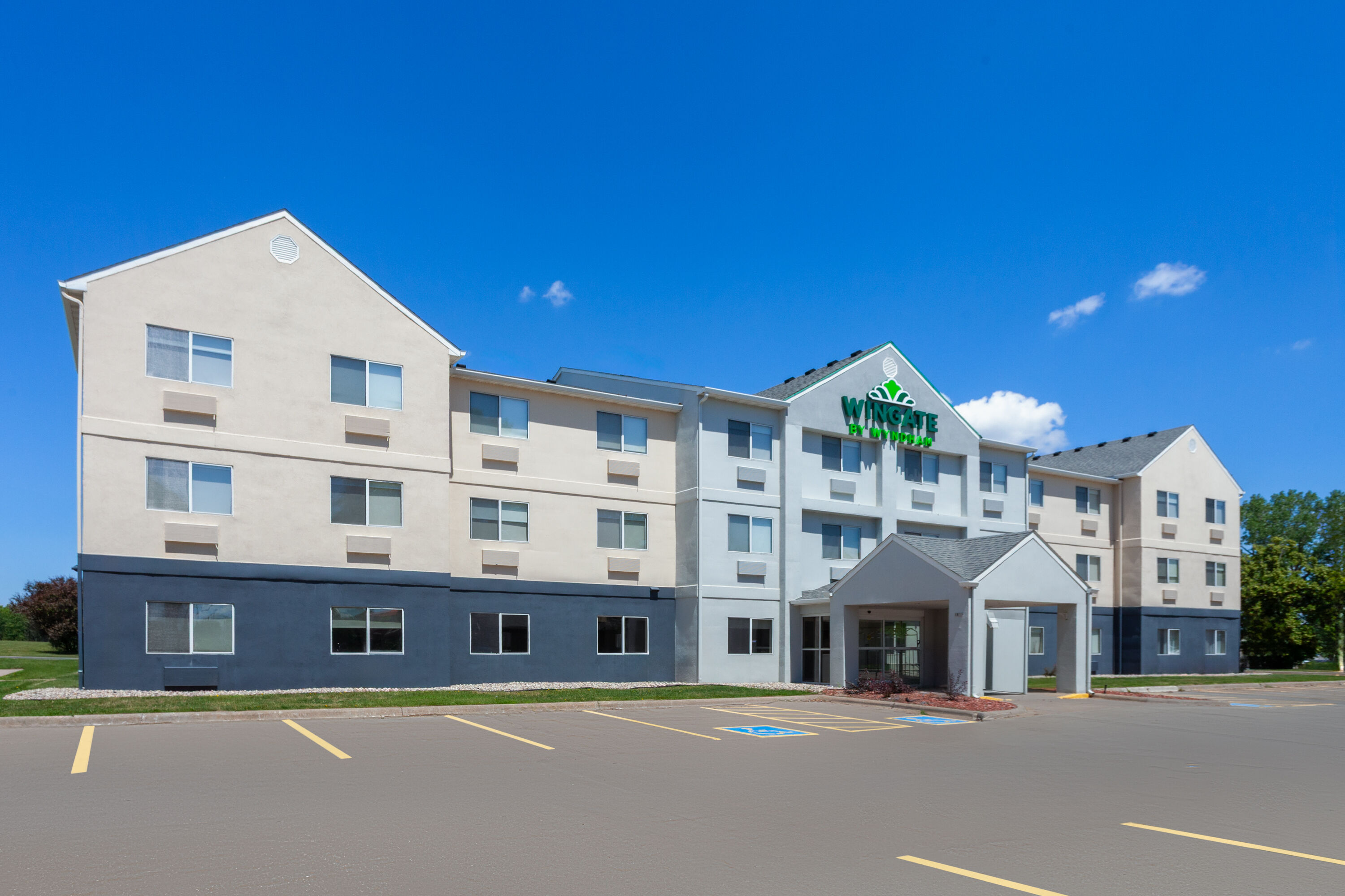 Exterior Day Image of Wingate by Wyndham Oshkosh hotel in Oshkosh, Wisconsin