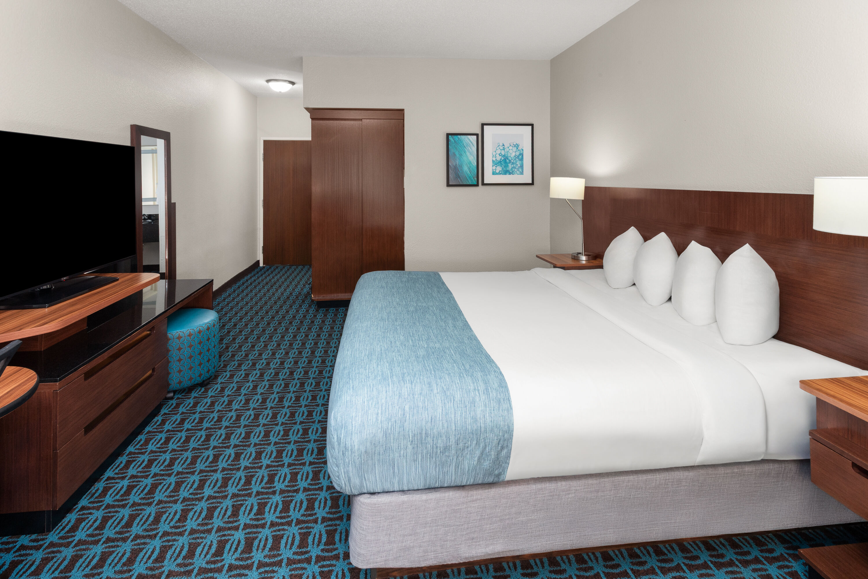 Guest room at the Wingate by Wyndham Oshkosh in Oshkosh, Wisconsin