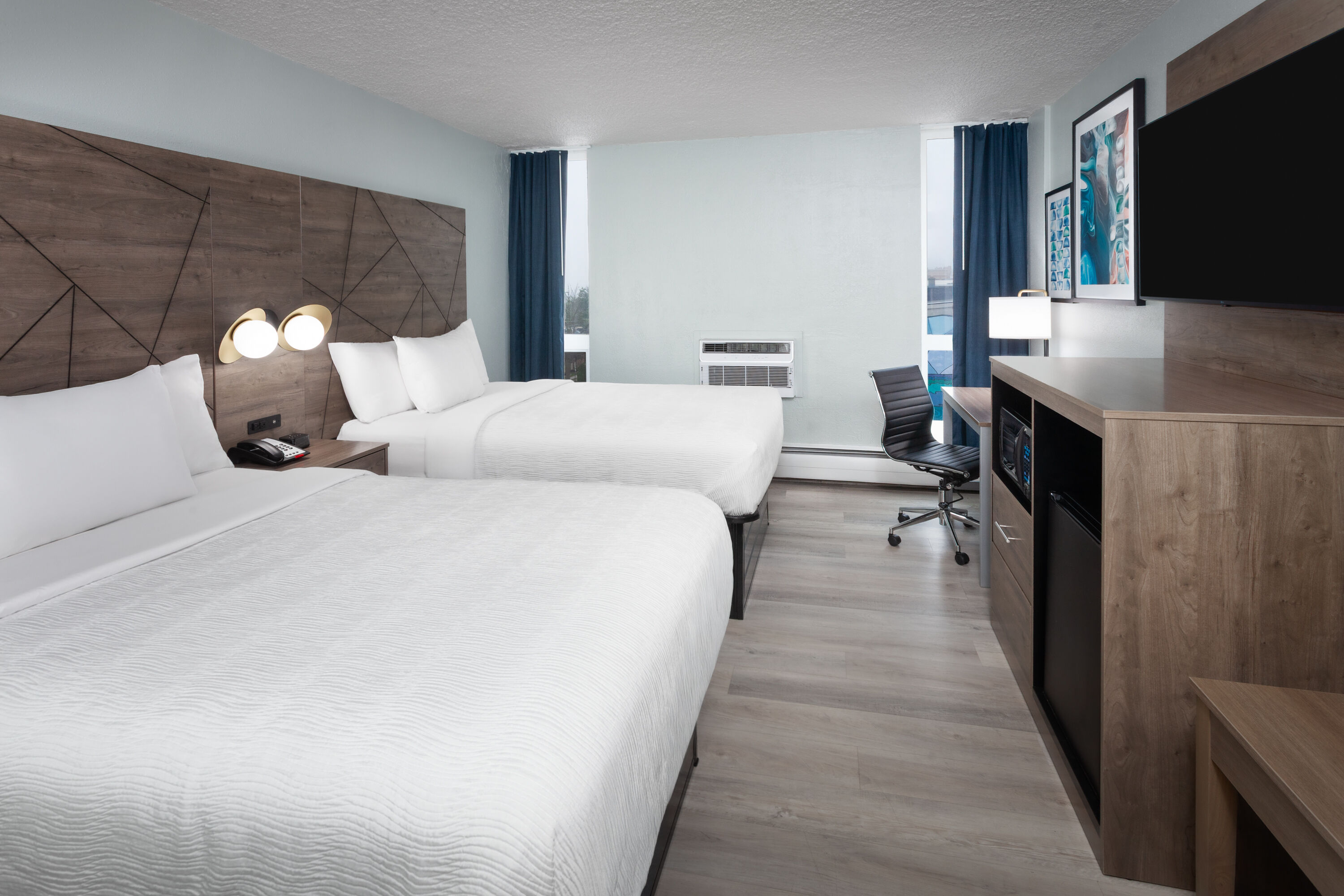 Guest room at the Wingate by Wyndham Sheboygan in Sheboygan, Wisconsin