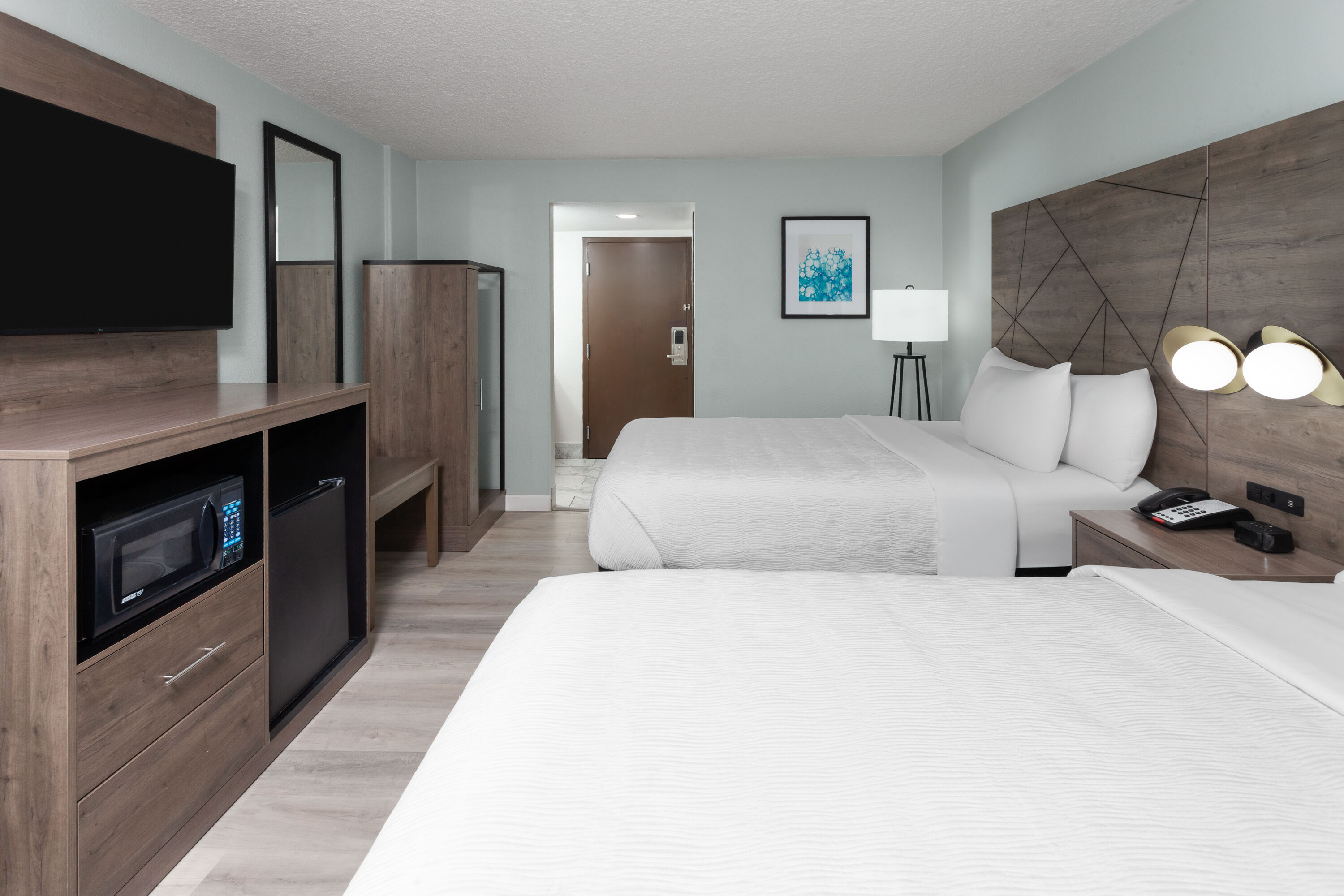 Guest room at the Wingate by Wyndham Sheboygan in Sheboygan, Wisconsin