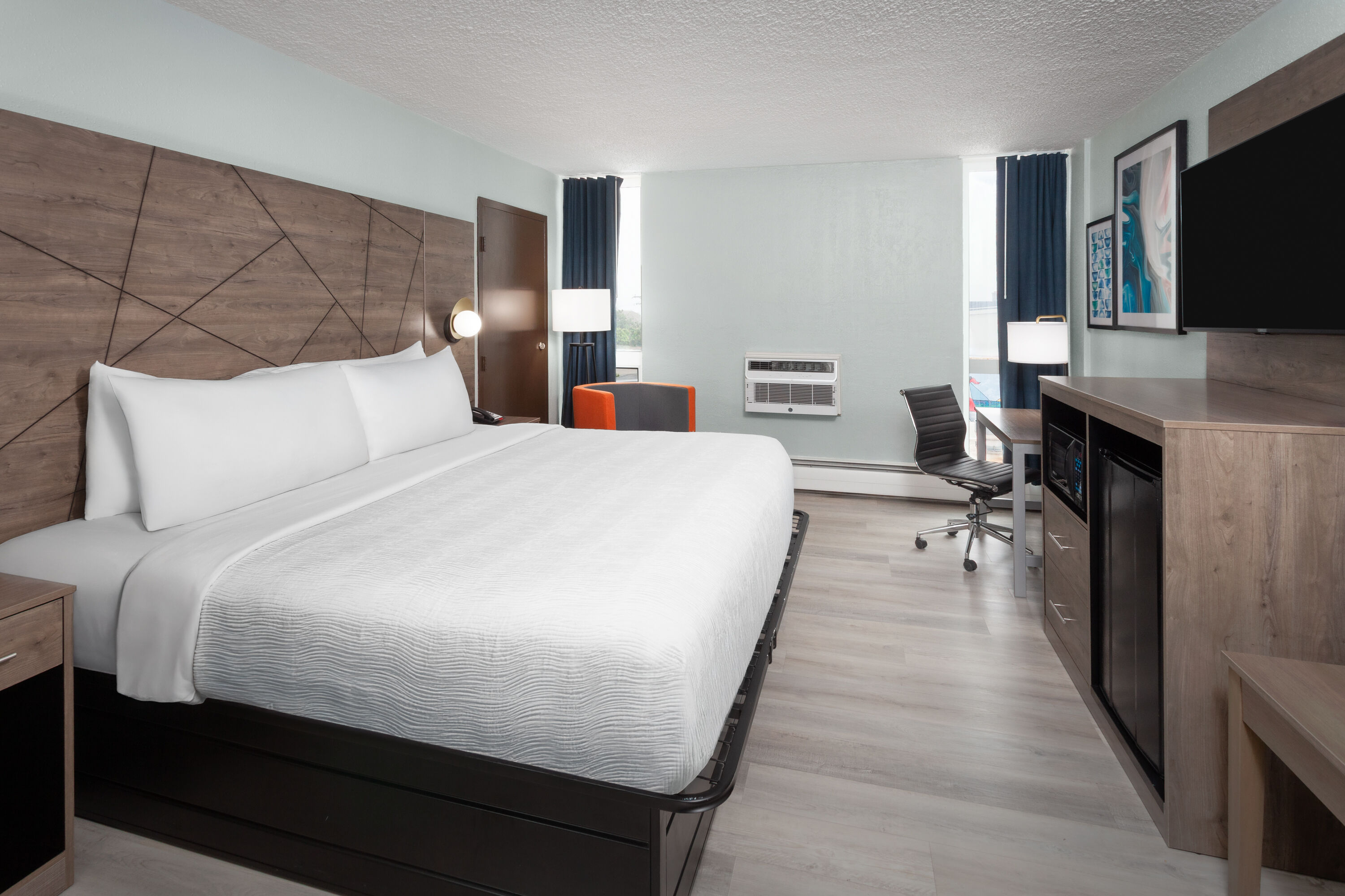 Guest room at the Wingate by Wyndham Sheboygan in Sheboygan, Wisconsin