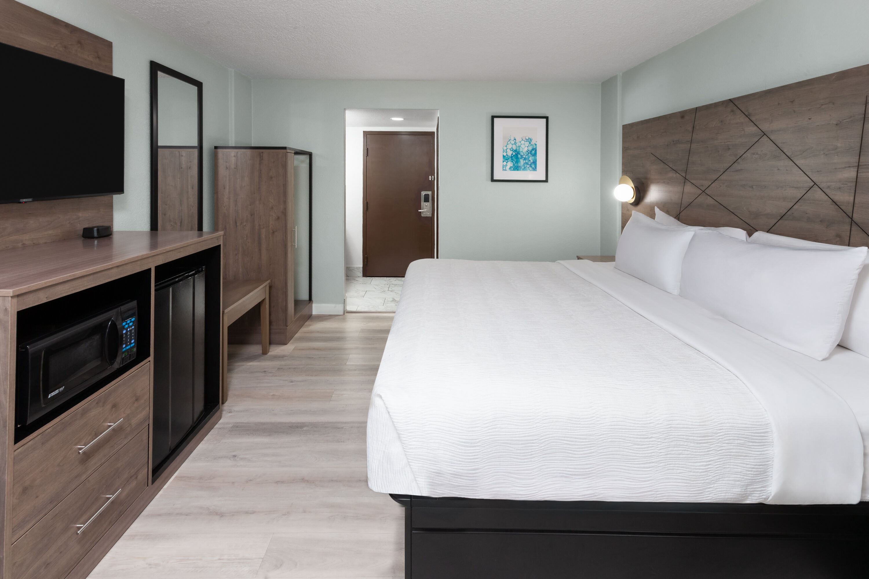 Guest room at the Wingate by Wyndham Sheboygan in Sheboygan, Wisconsin