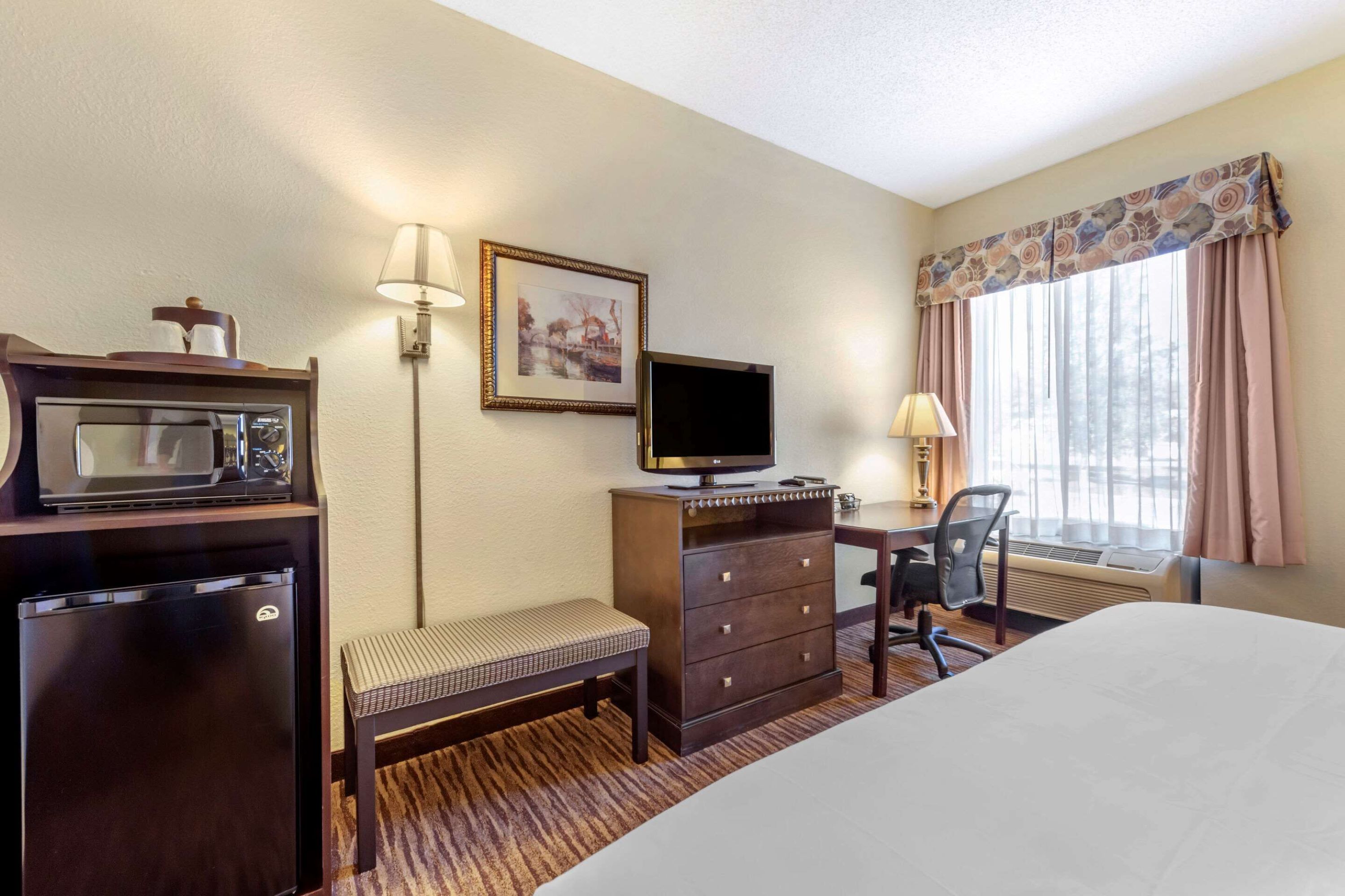 Guest room at the Wingate by Wyndham Buckhannon in Buckhannon, West Virginia