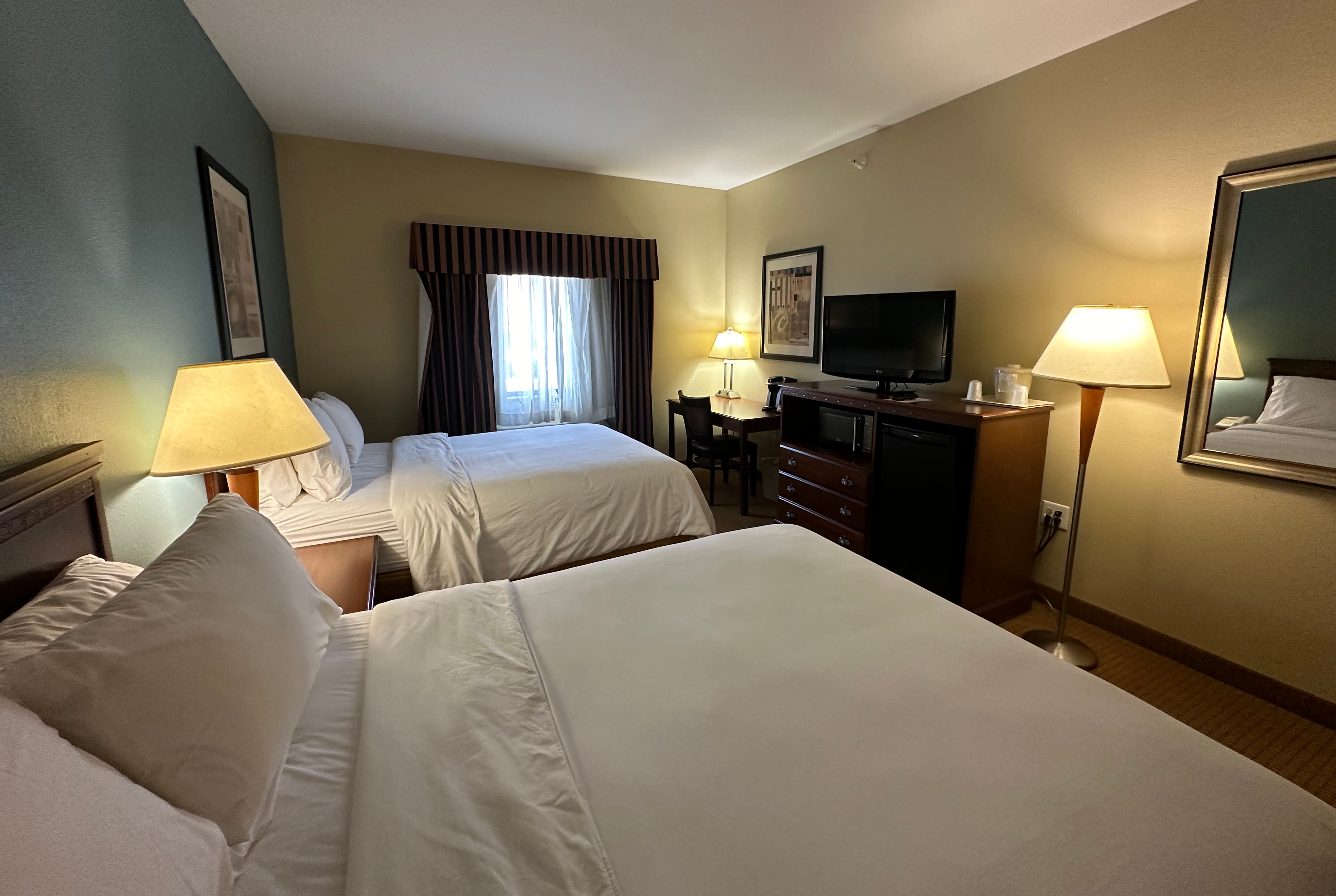 Guest room at the Wingate by Wyndham Newell in Newell, West Virginia