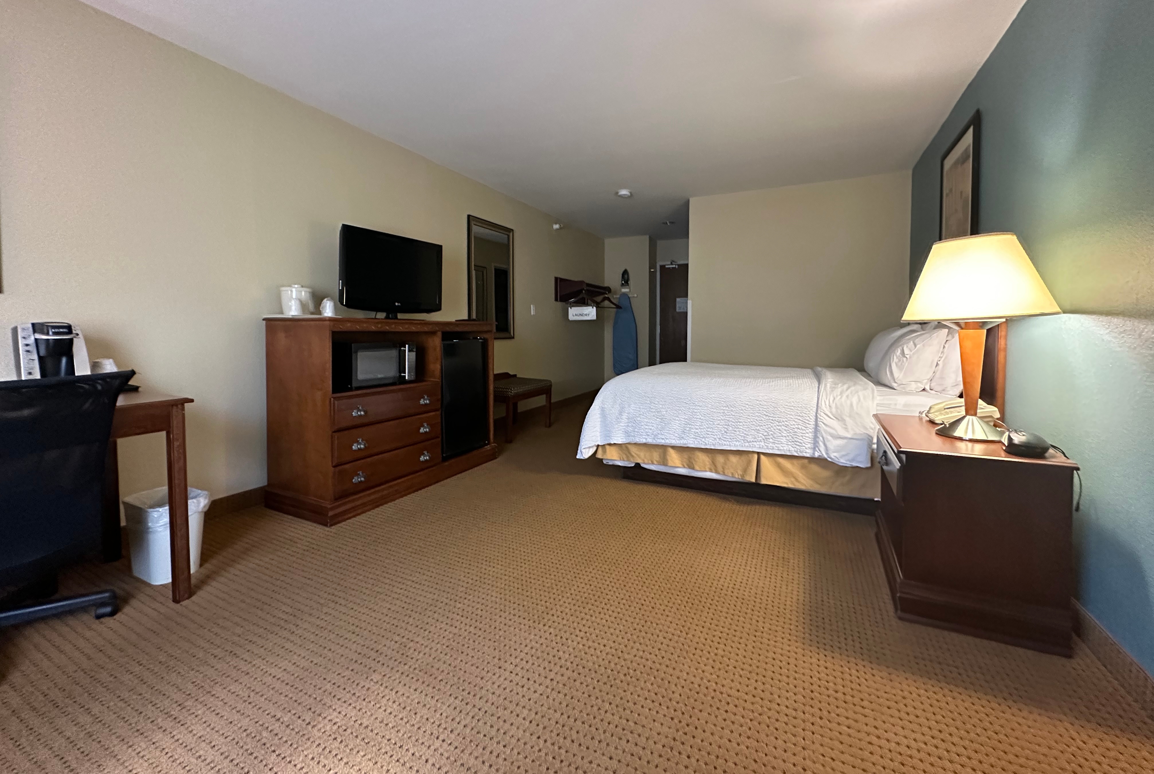Guest room at the Wingate by Wyndham Newell in Newell, West Virginia