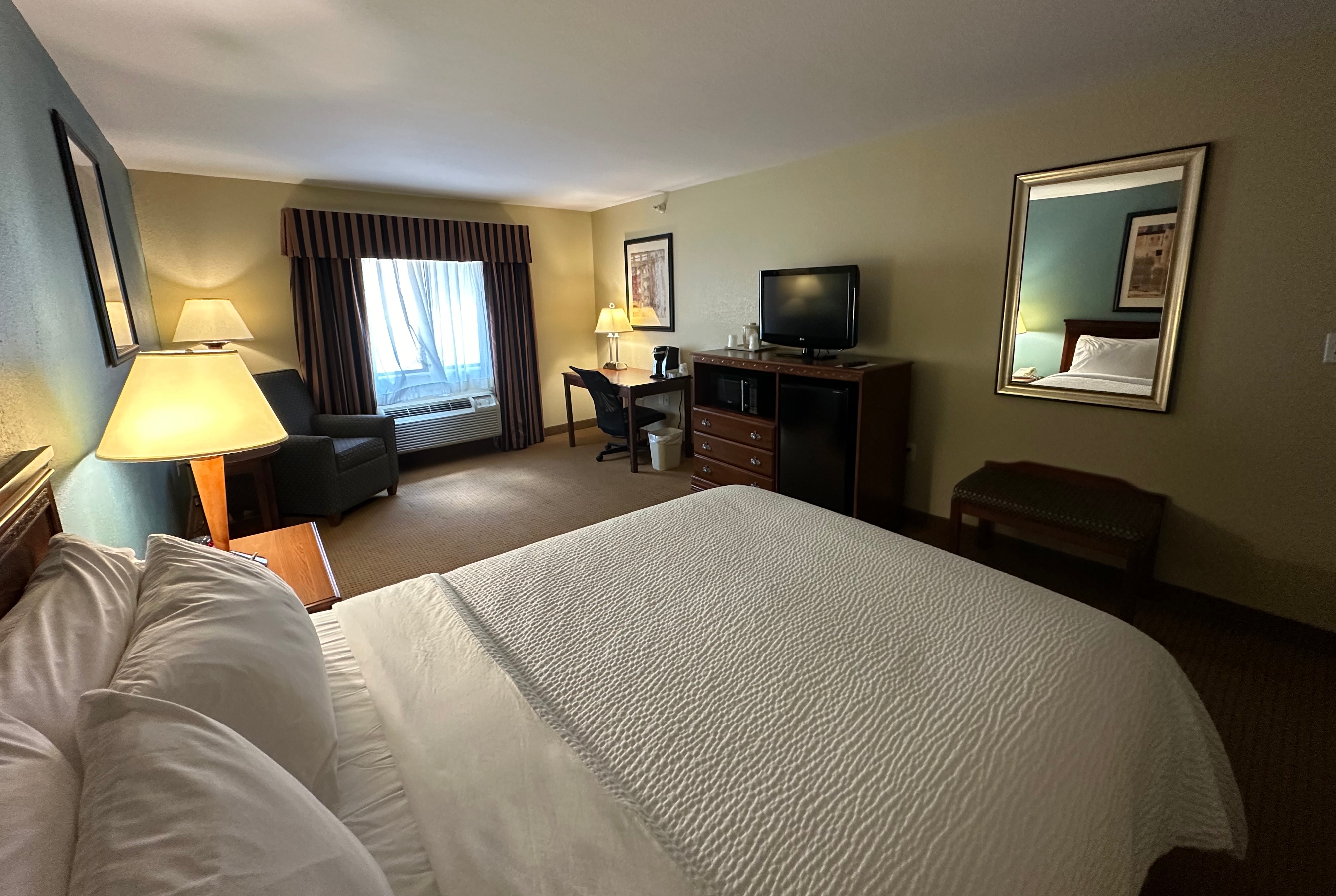 Guest room at the Wingate by Wyndham Newell in Newell, West Virginia
