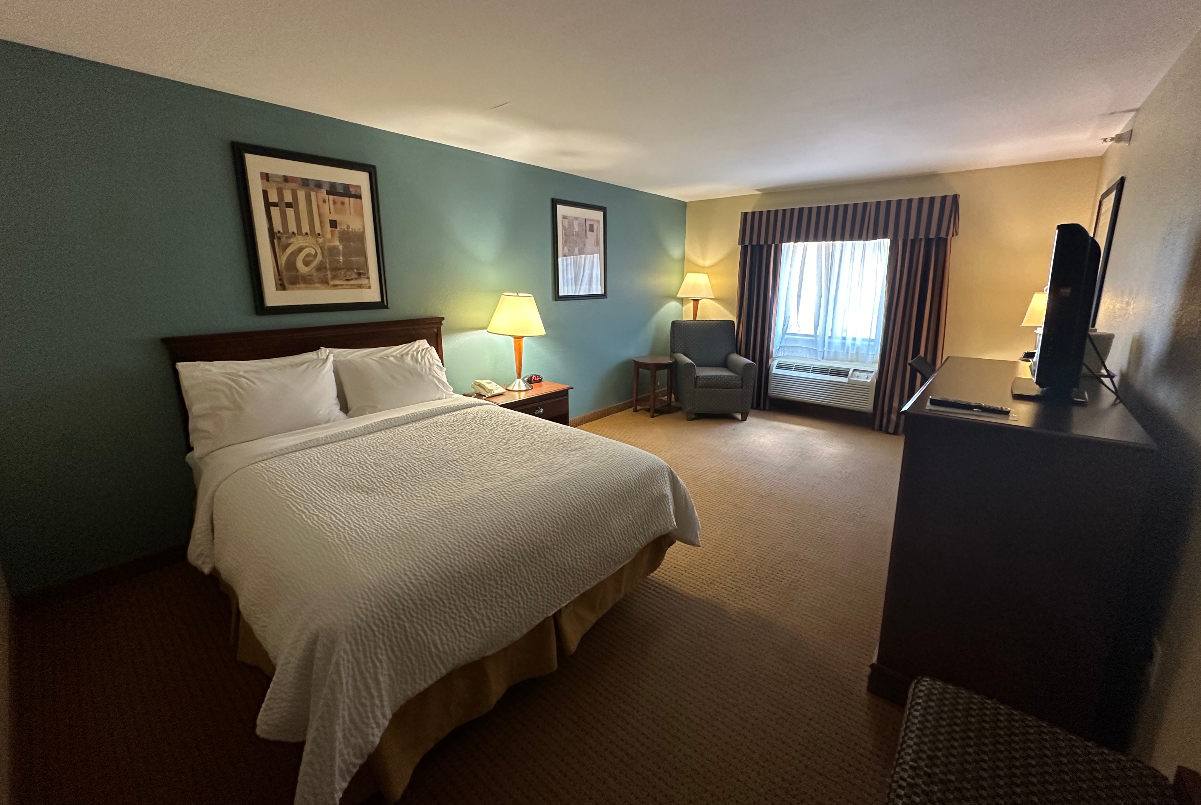 Guest room at the Wingate by Wyndham Newell in Newell, West Virginia