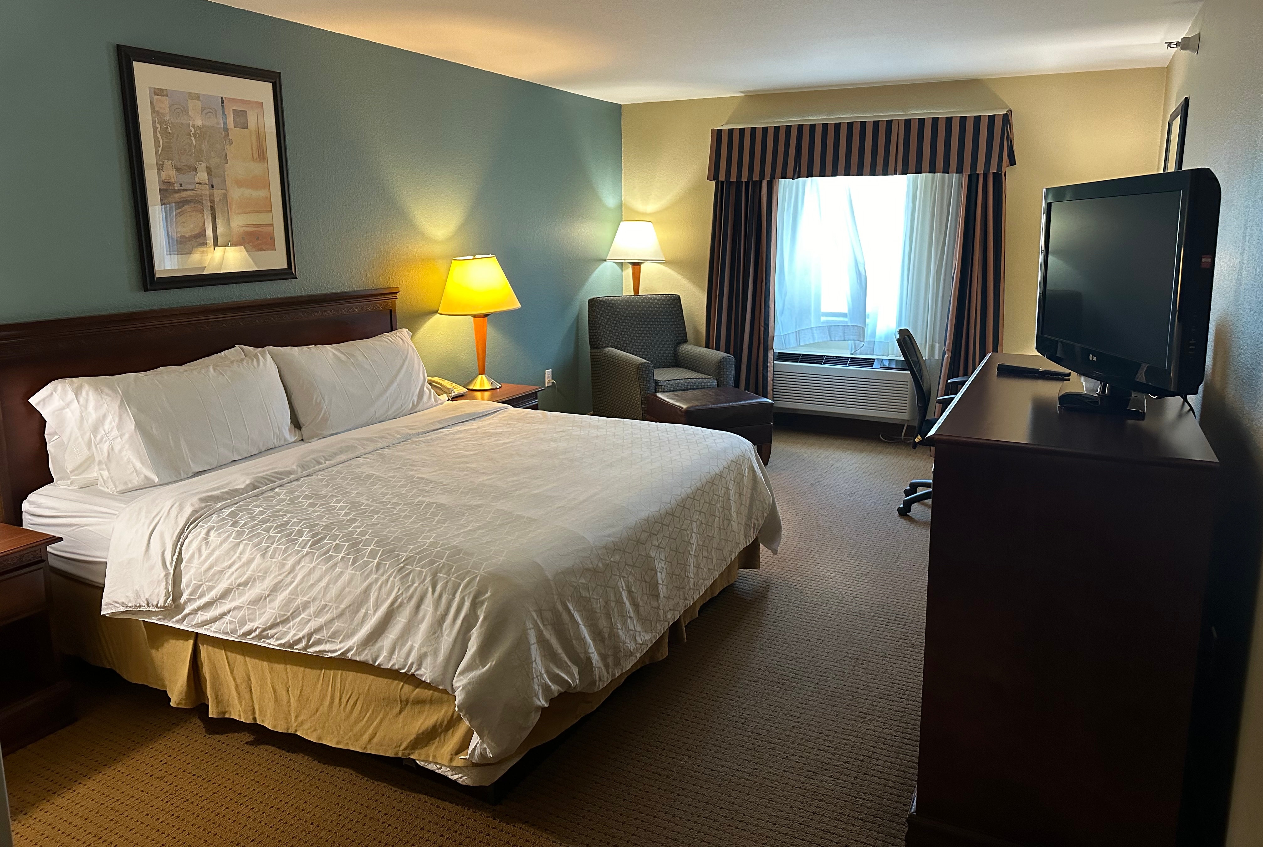 Guest room at the Wingate by Wyndham Newell in Newell, West Virginia