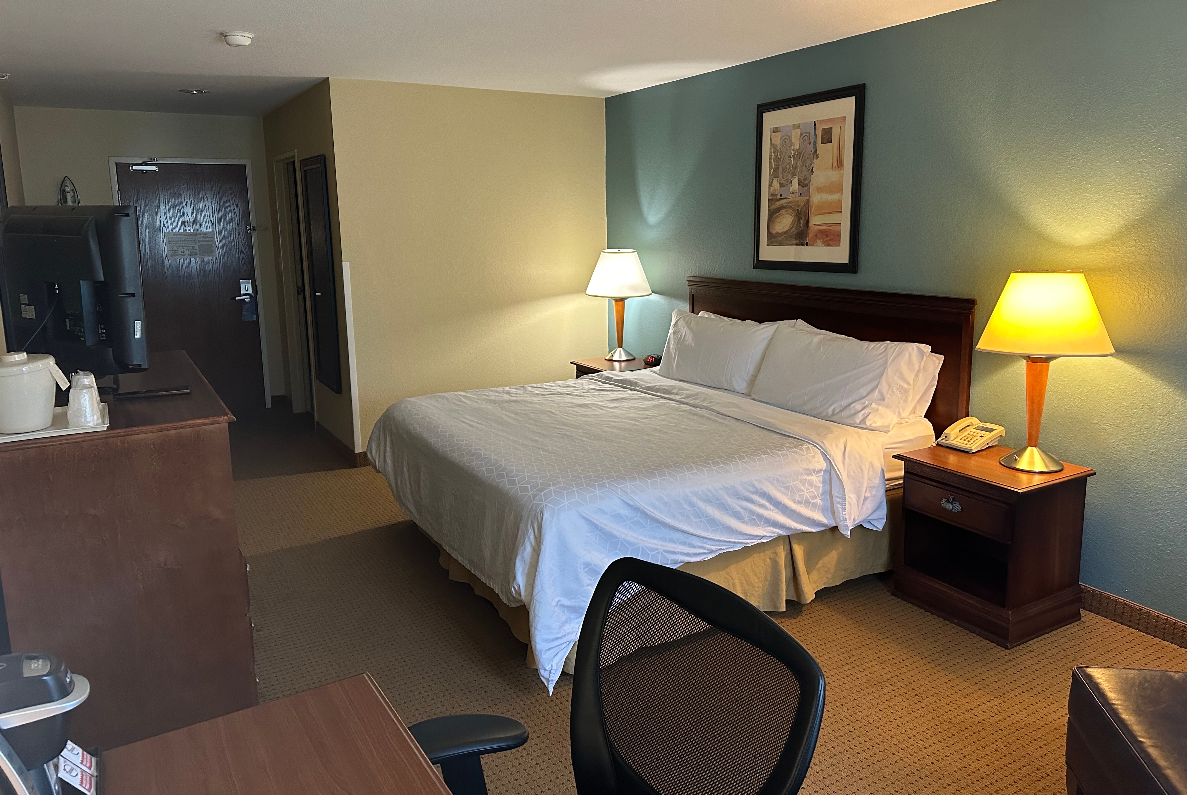 Guest room at the Wingate by Wyndham Newell in Newell, West Virginia
