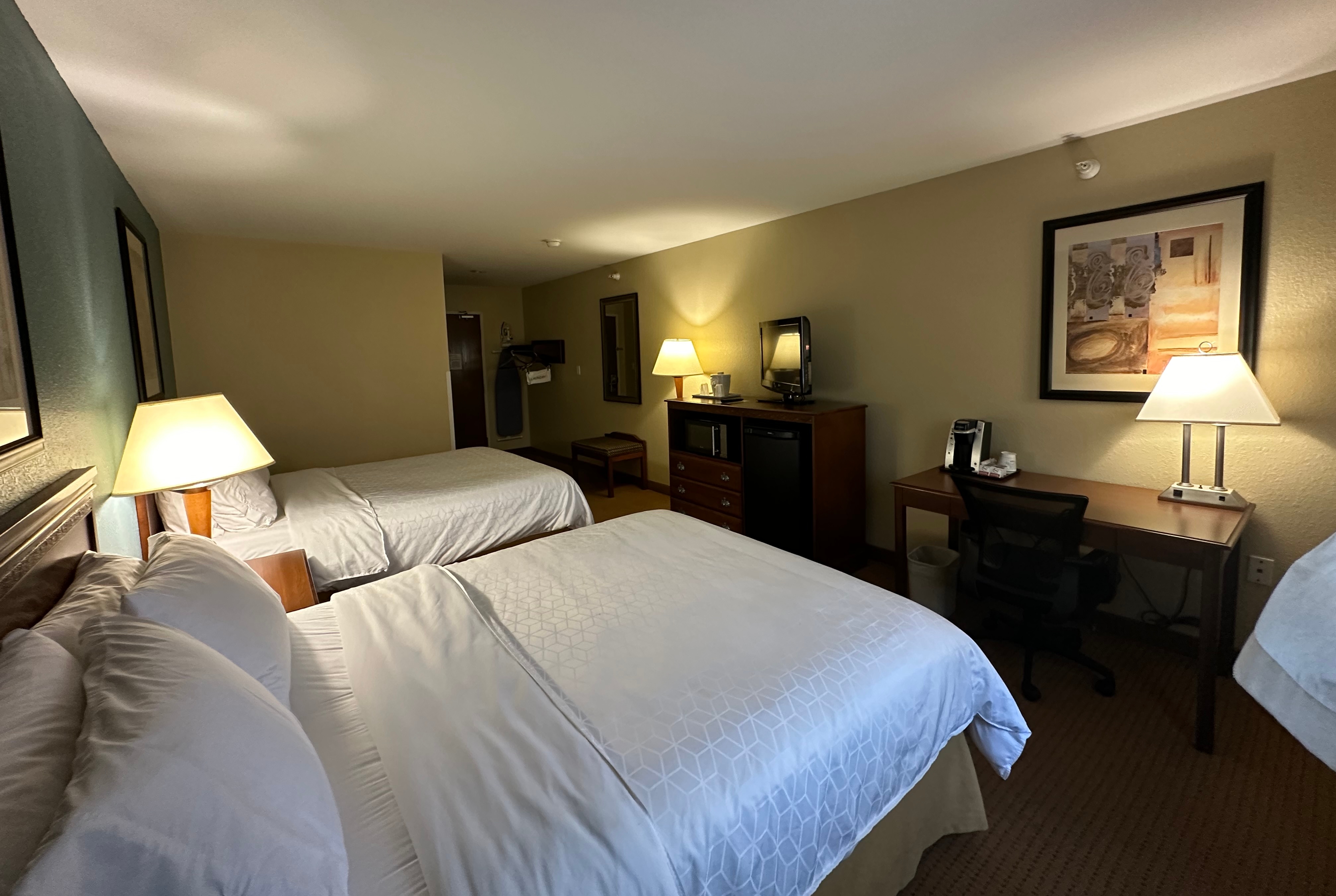 Guest room at the Wingate by Wyndham Newell in Newell, West Virginia