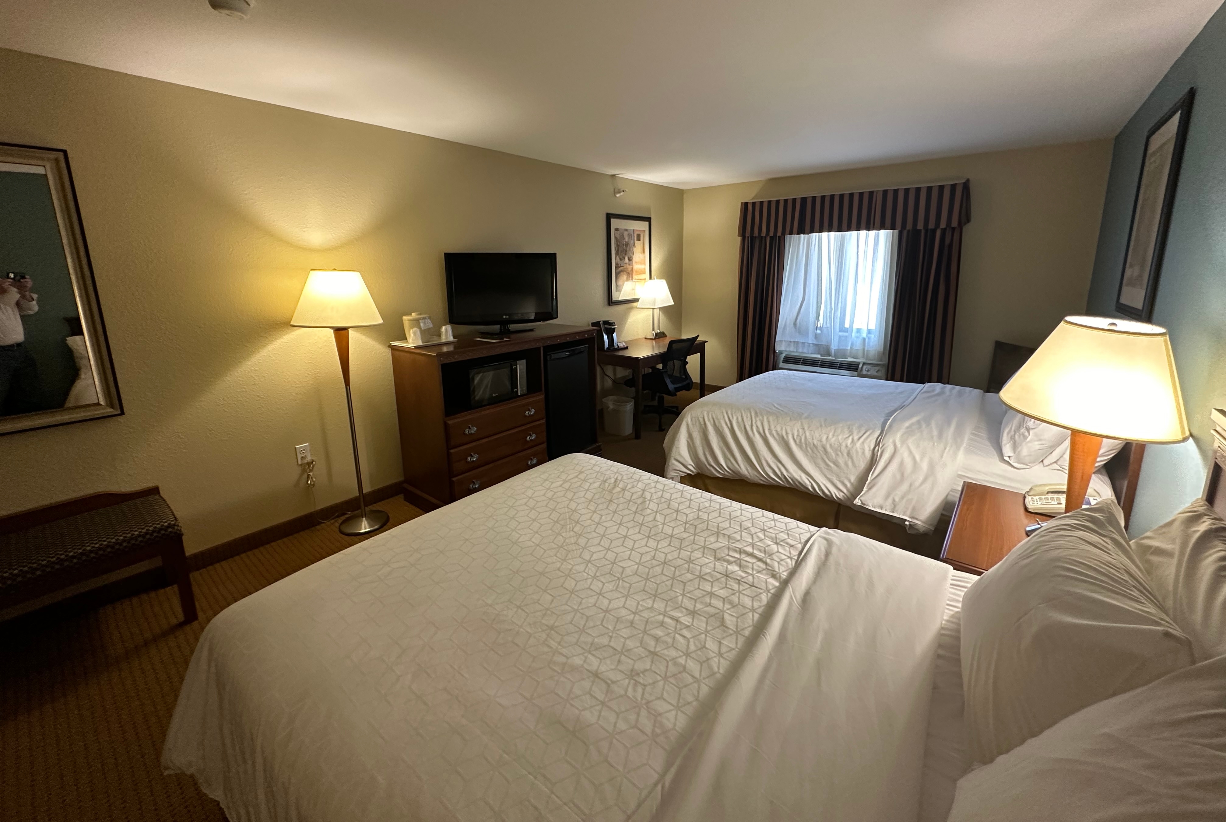 Guest room at the Wingate by Wyndham Newell in Newell, West Virginia