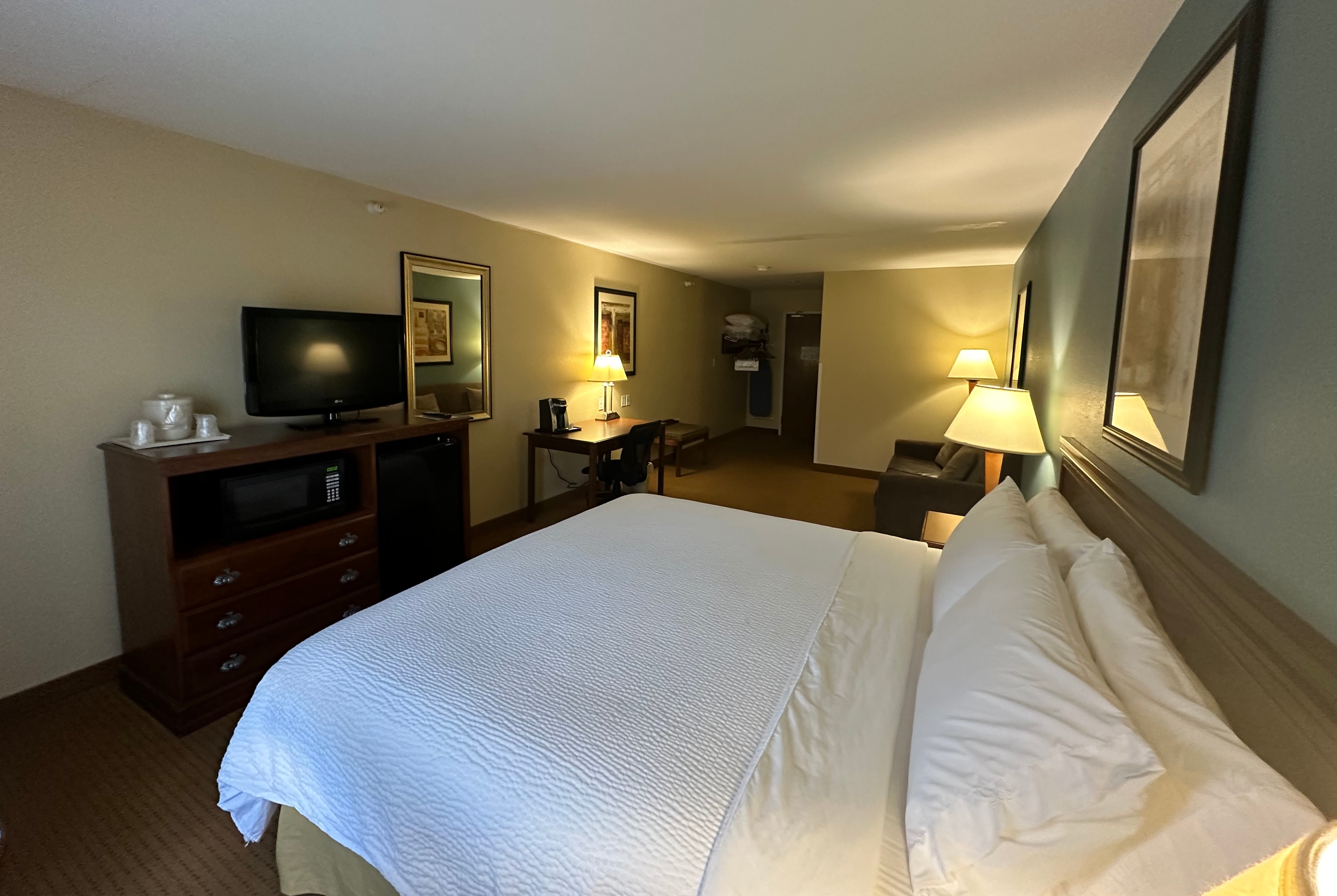 Guest room at the Wingate by Wyndham Newell in Newell, West Virginia