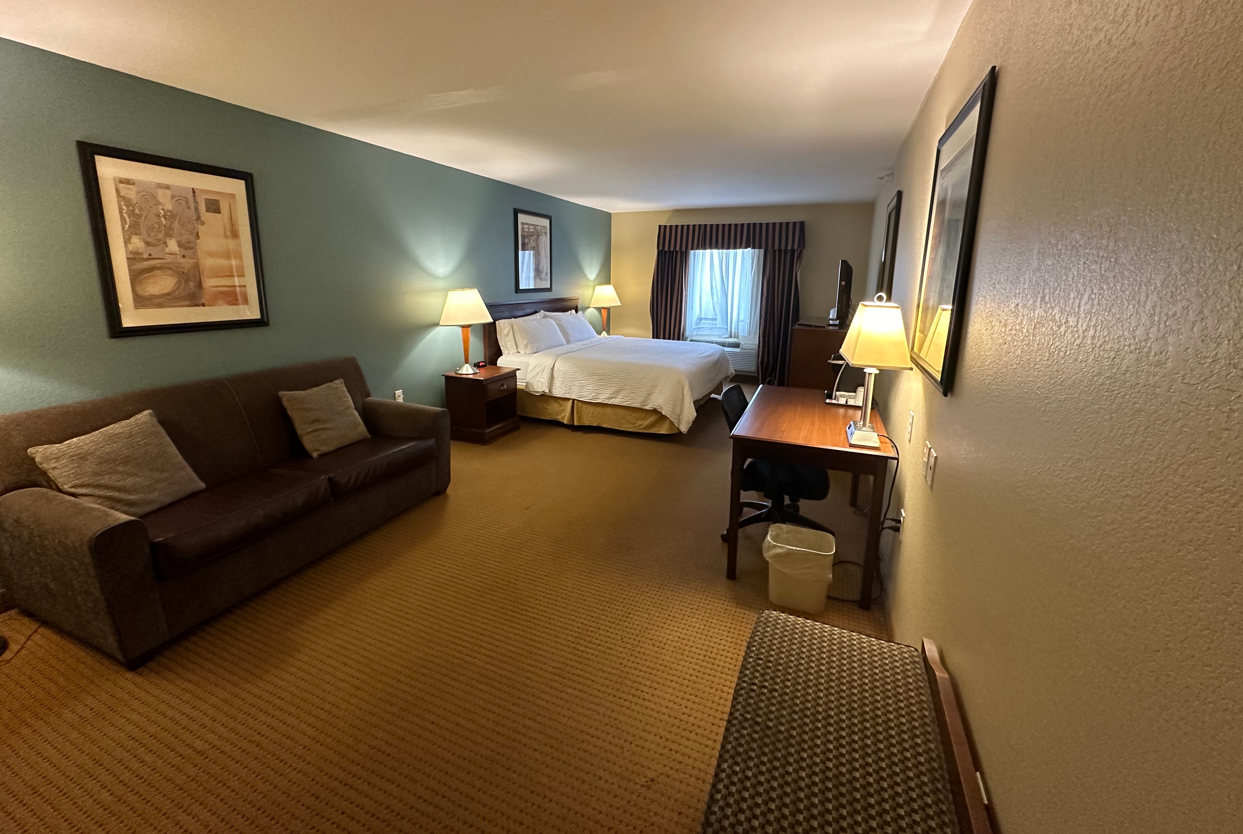 Guest room at the Wingate by Wyndham Newell in Newell, West Virginia