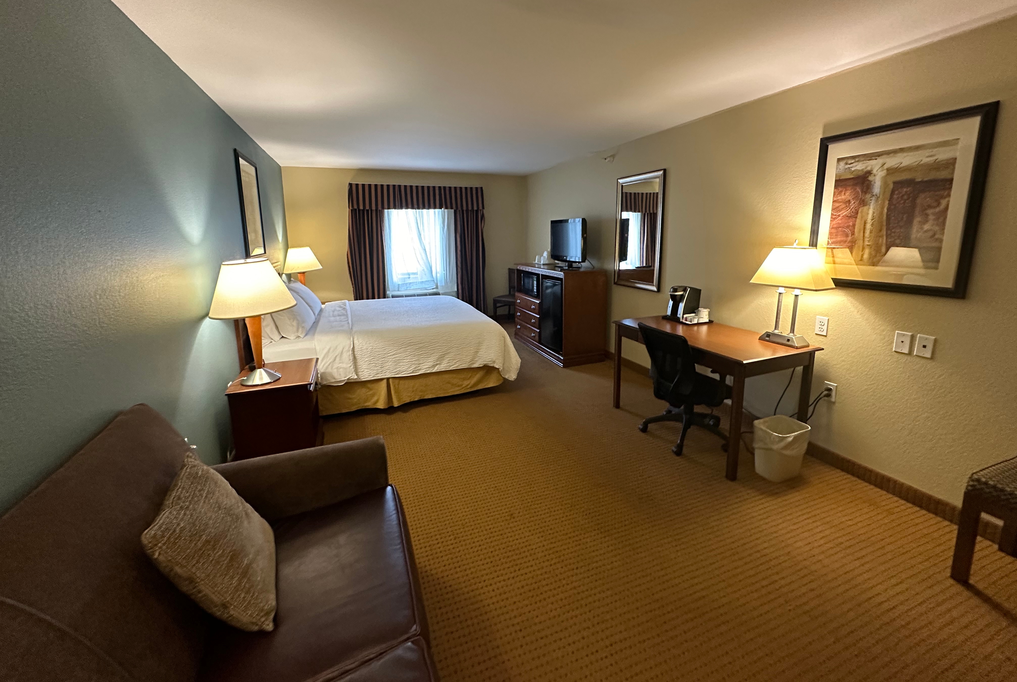 Guest room at the Wingate by Wyndham Newell in Newell, West Virginia