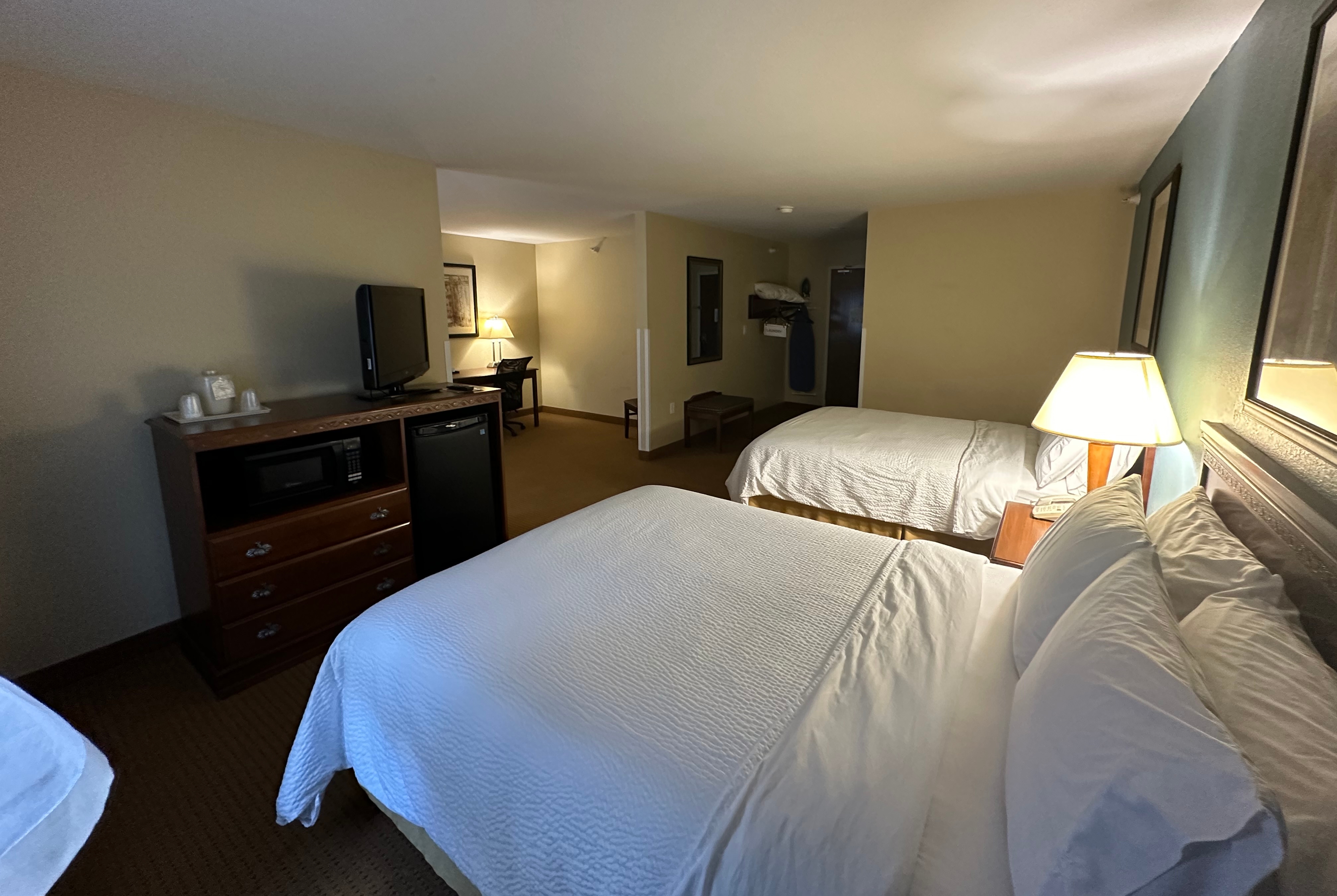 Guest room at the Wingate by Wyndham Newell in Newell, West Virginia