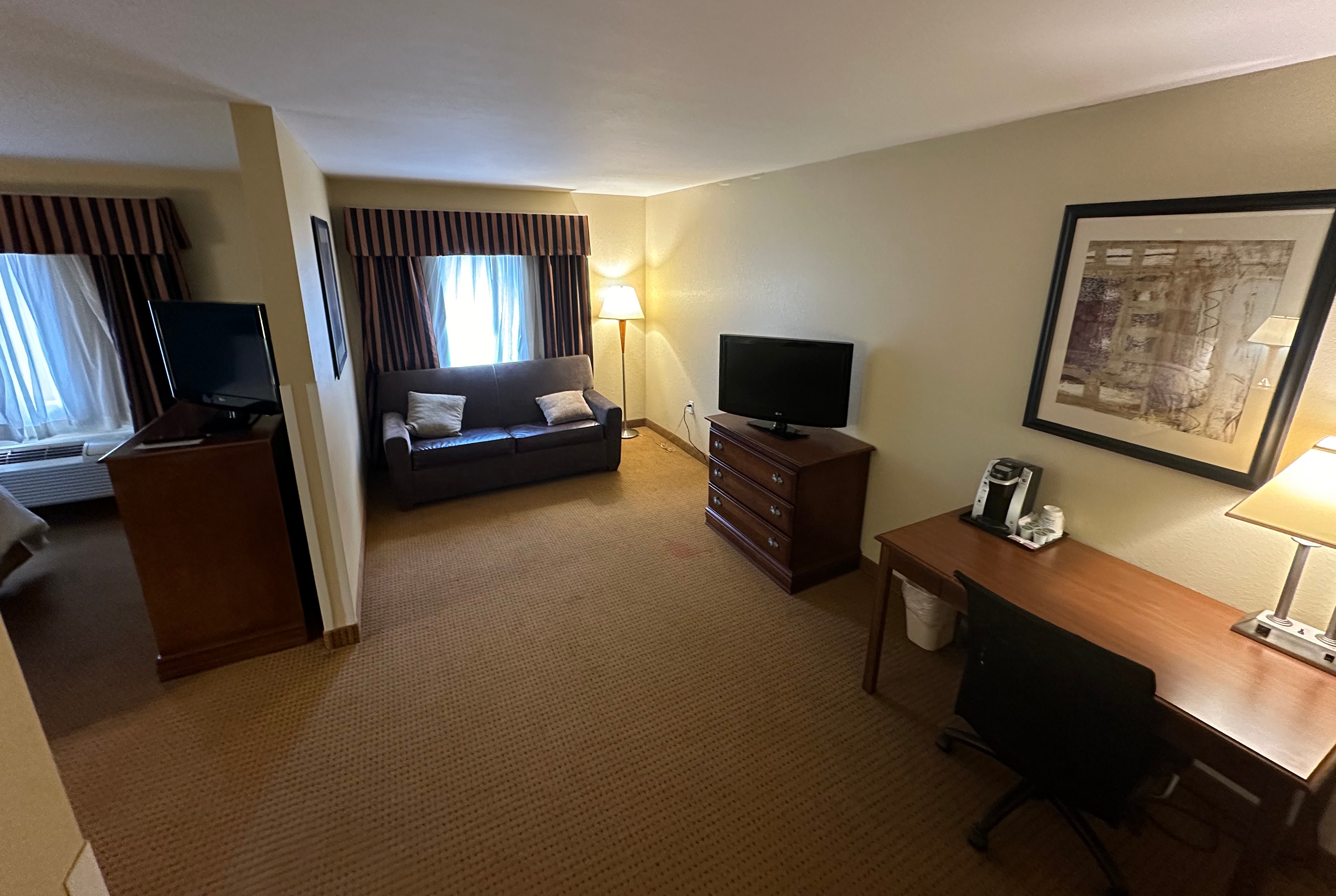 Guest room at the Wingate by Wyndham Newell in Newell, West Virginia