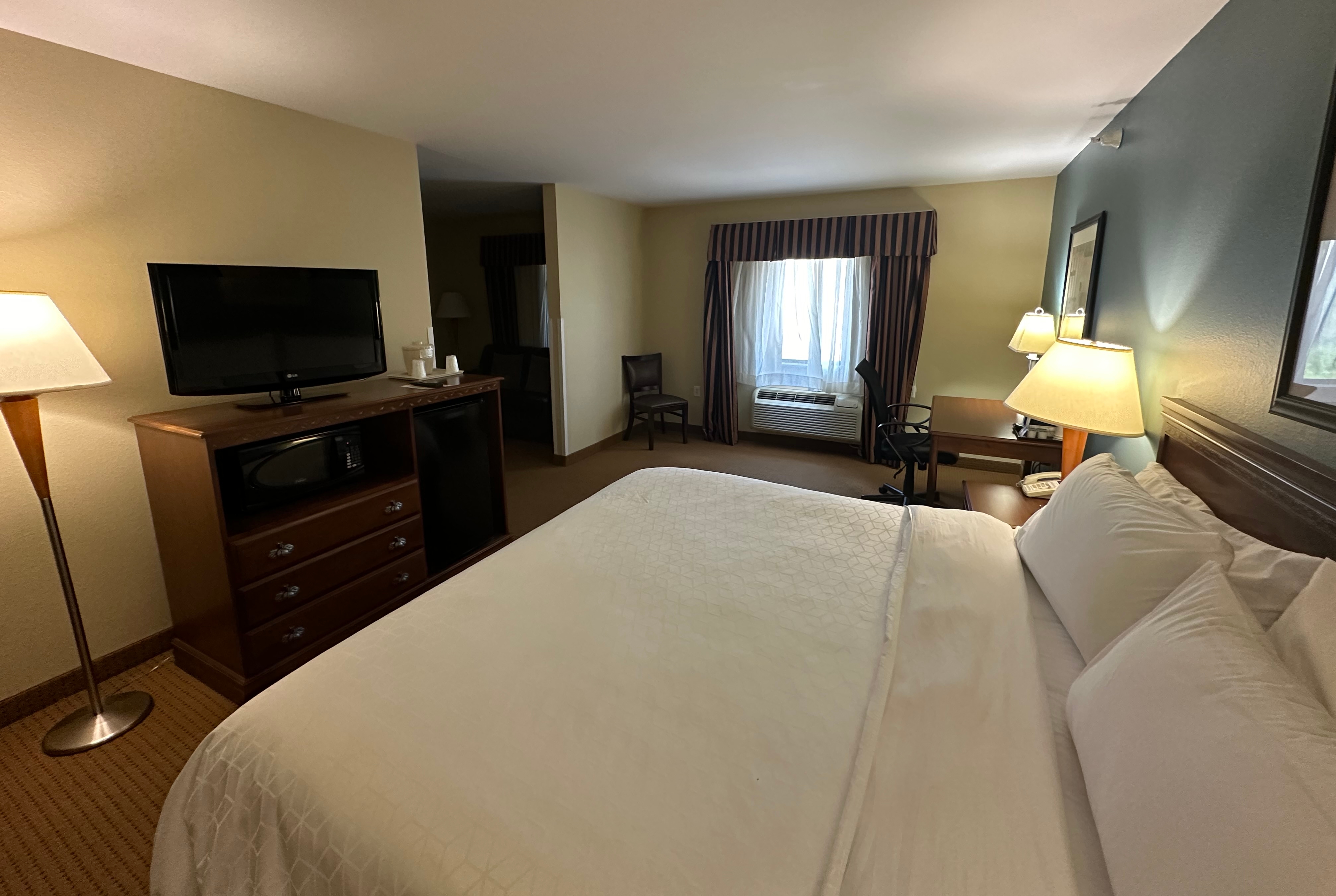 Guest room at the Wingate by Wyndham Newell in Newell, West Virginia
