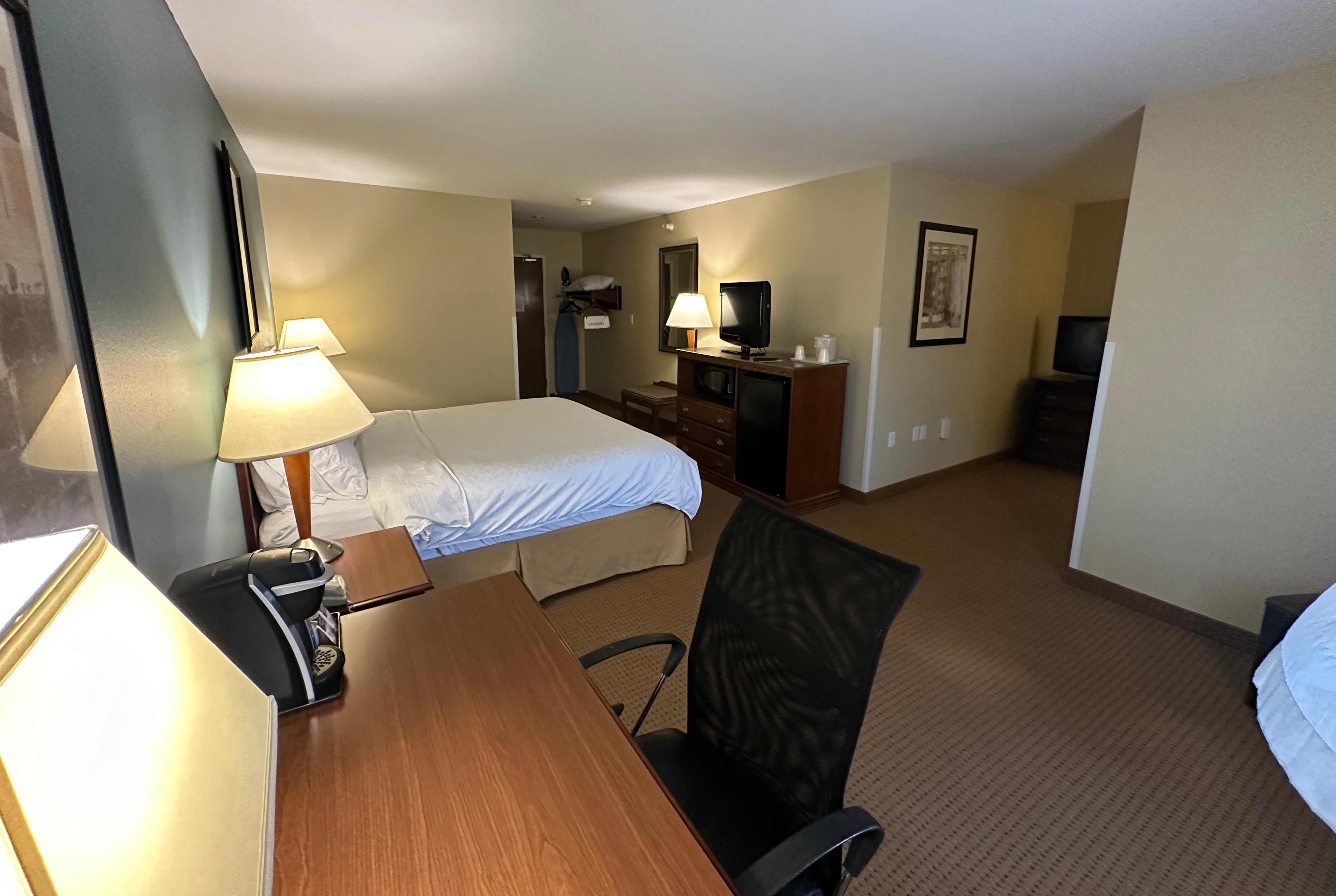 Guest room at the Wingate by Wyndham Newell in Newell, West Virginia