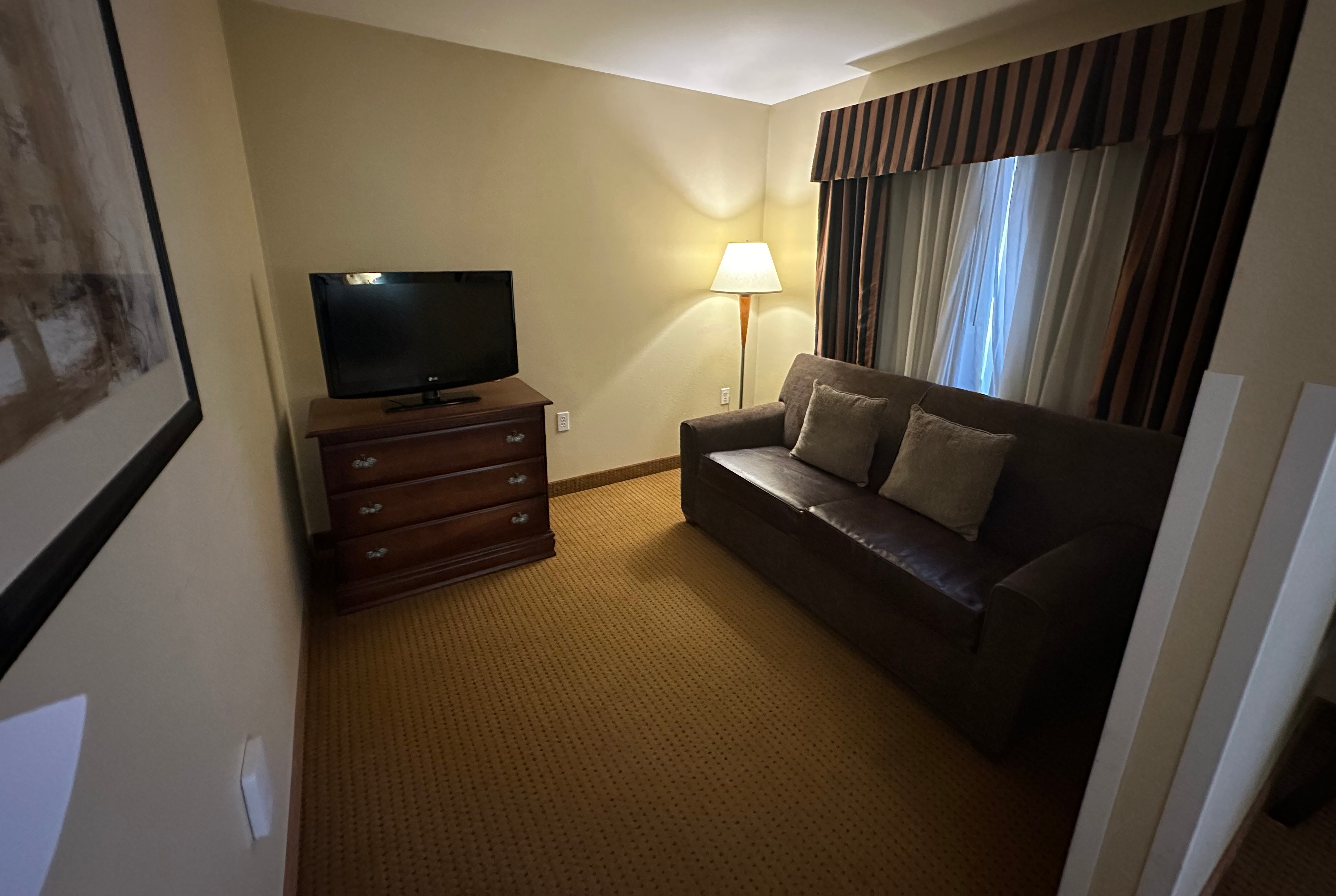 Guest room at the Wingate by Wyndham Newell in Newell, West Virginia