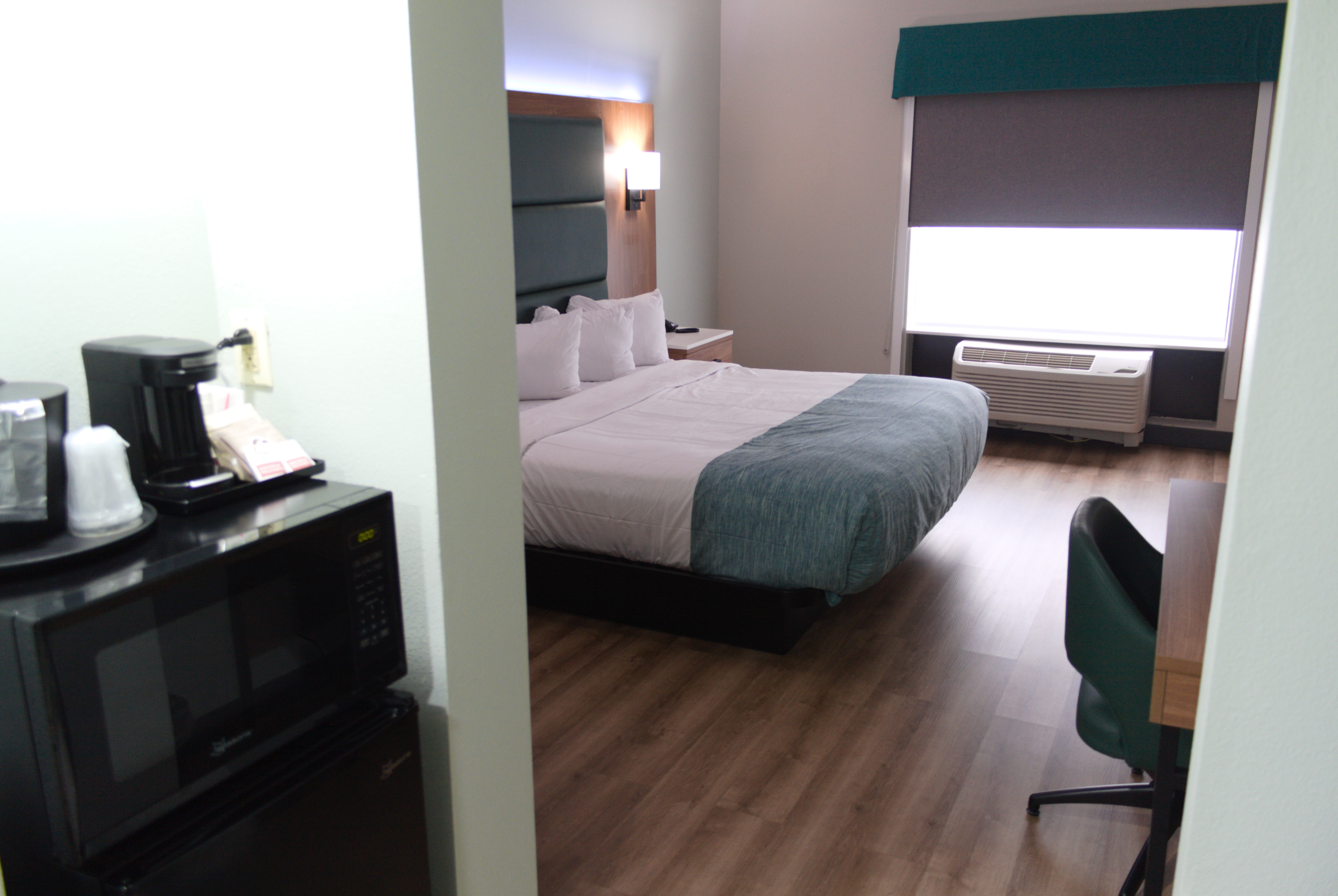 Guest room at the Wingate by Wyndham Vienna/Parkersburg/Marietta in Vienna, West Virginia