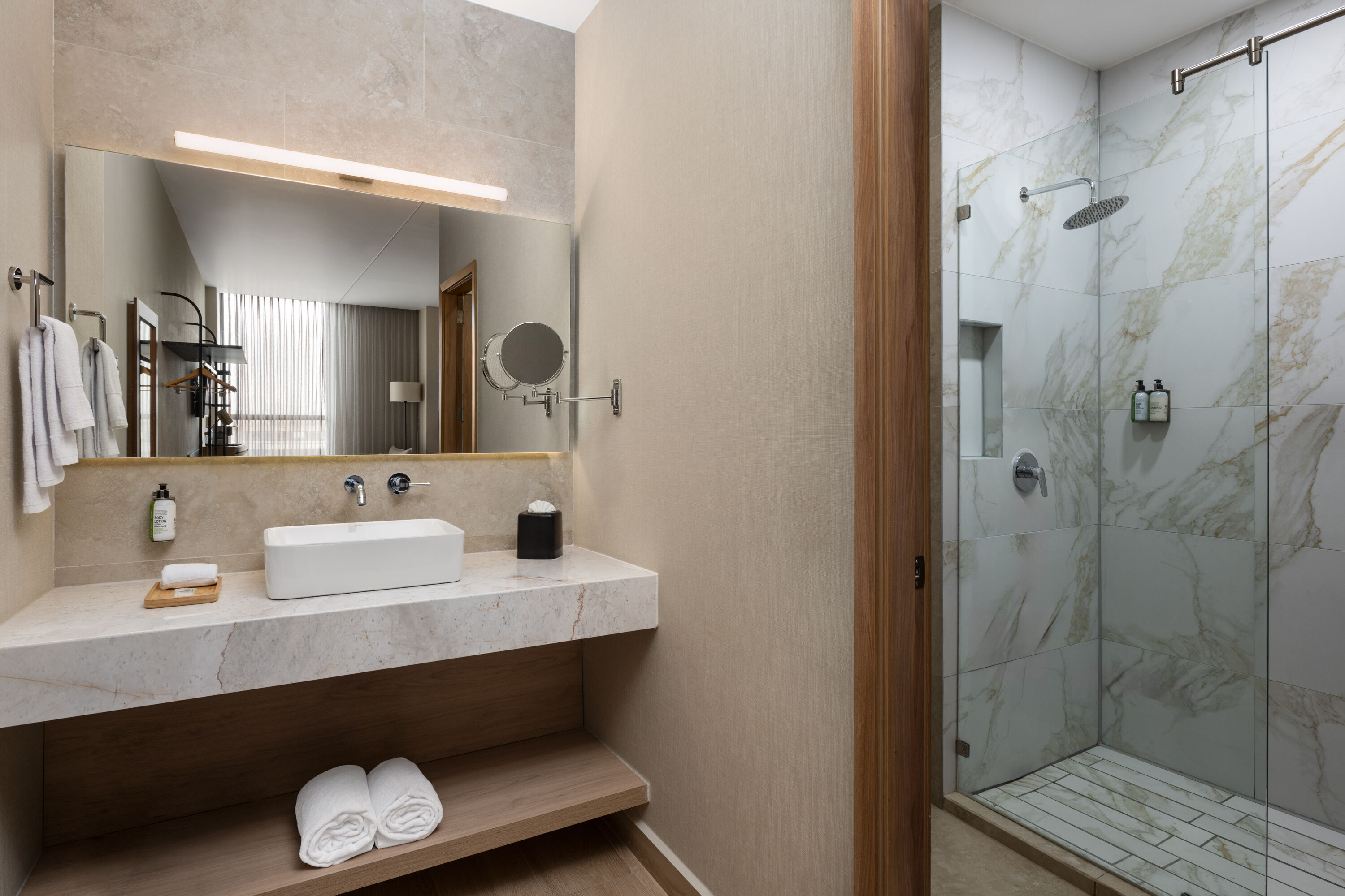 Guest room bath at the TRYP by Wyndham Ciudad Guzman UTTSA in Ciudad Guzman, Other than US/Canada