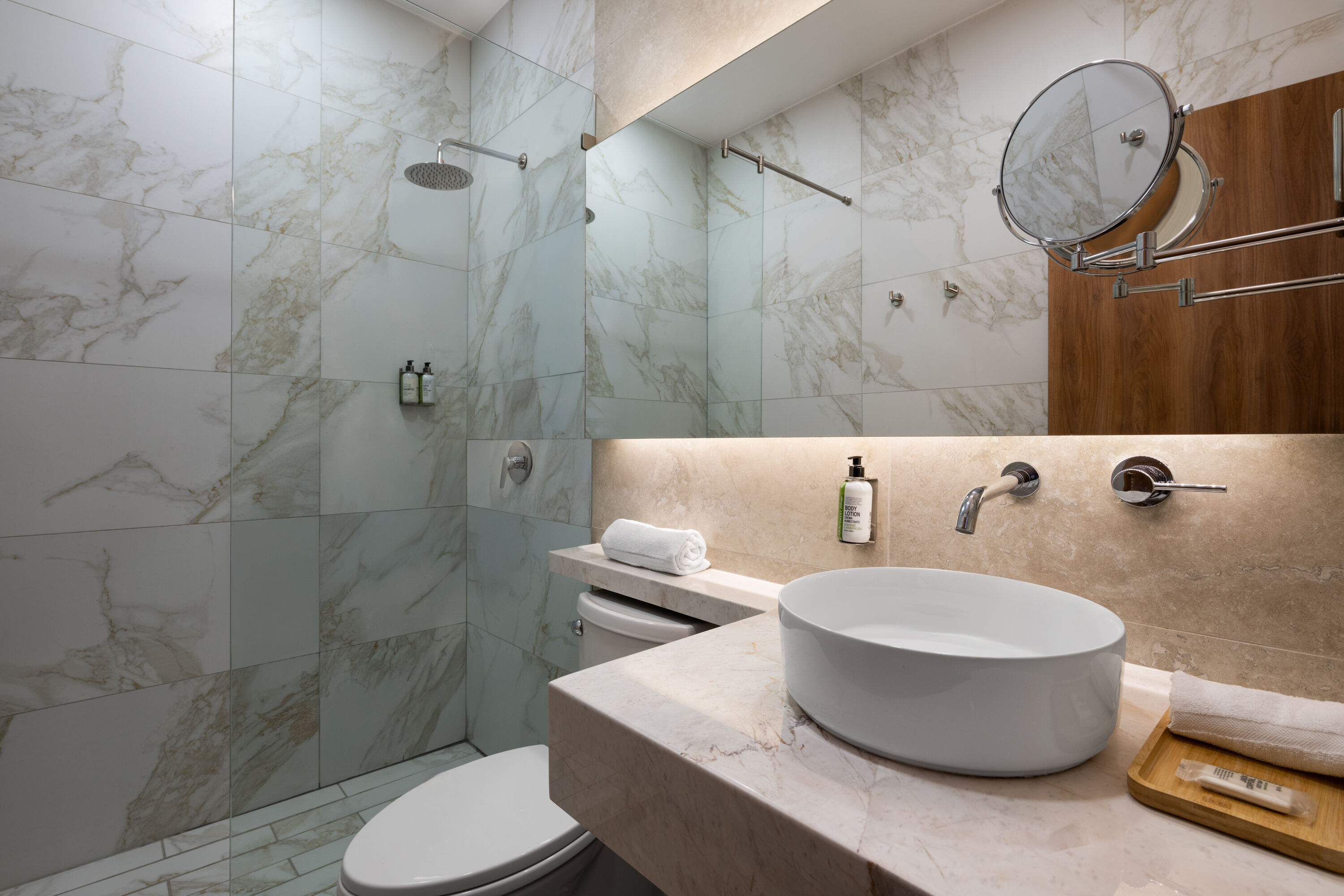 Guest room bath at the TRYP by Wyndham Ciudad Guzman UTTSA in Ciudad Guzman, Other than US/Canada