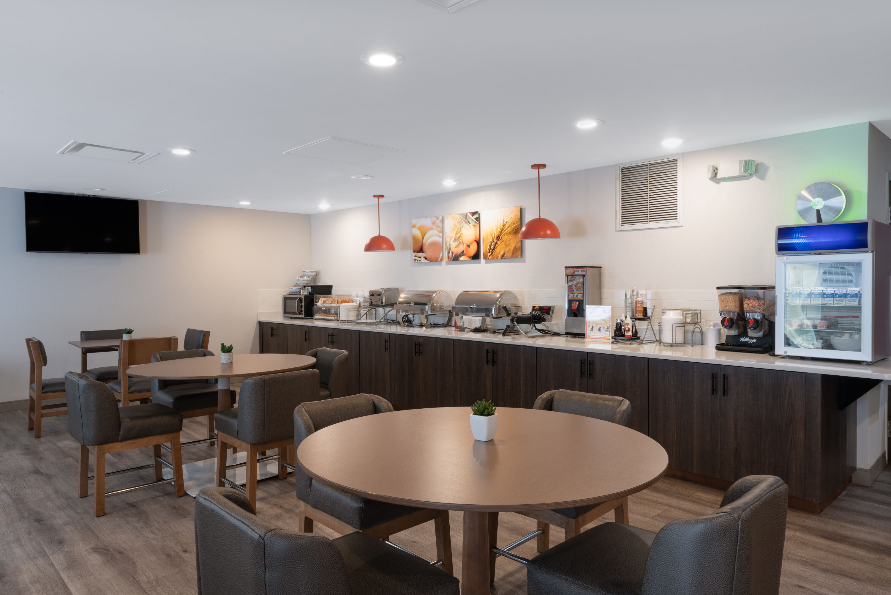 TRYP by Wyndham Tallahassee North I-10 Capital Circle restaurant breakfast area with seating in Tallahassee, Florida