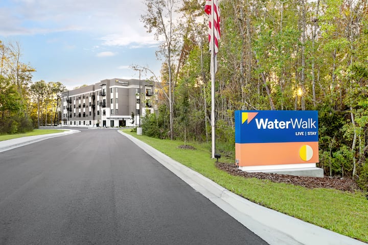 Exterior of WaterWalk Extended Stay Jacksonville Deerwood Pk hotel in Jacksonville, Florida