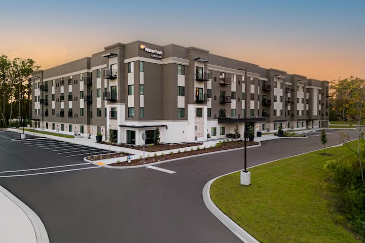 Exterior of WaterWalk Extended Stay Jacksonville Deerwood Pk hotel in Jacksonville, Florida