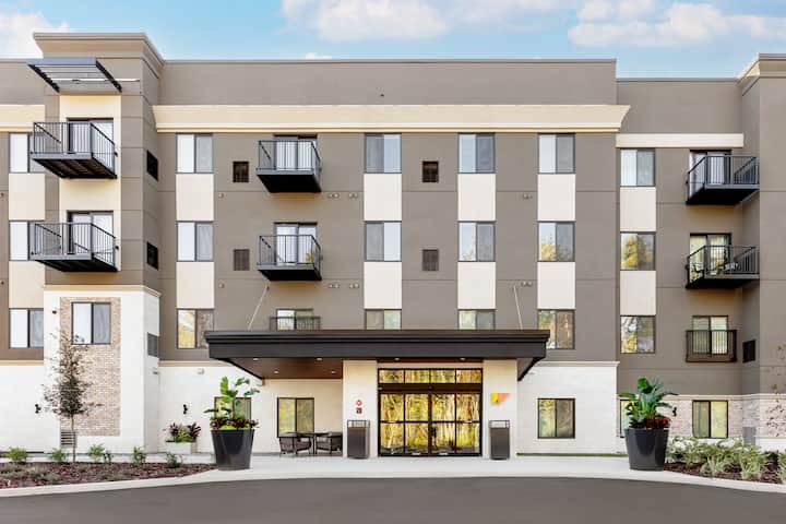 Exterior of WaterWalk Extended Stay Jacksonville Deerwood Pk hotel in Jacksonville, Florida