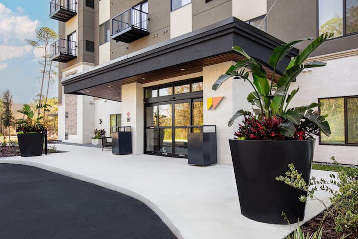 Exterior of WaterWalk Extended Stay Jacksonville Deerwood Pk hotel in Jacksonville, Florida