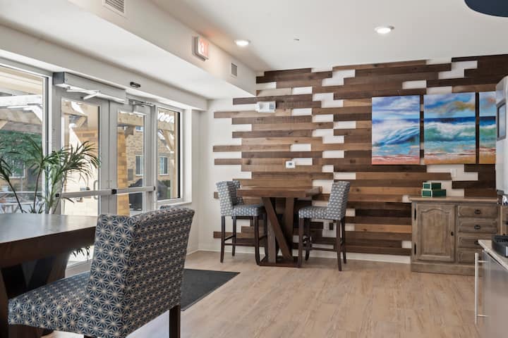 WaterWalk Extended Stay Kansas City - Overland Pk restaurant breakfast area with seating in Overland Park, Kansas