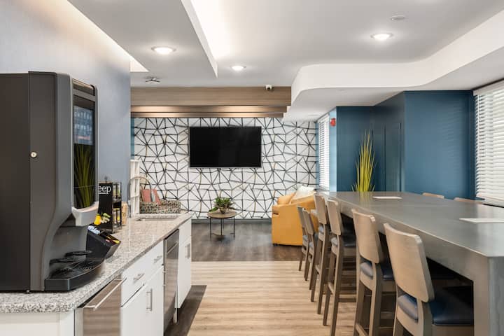 WaterWalk Extended Stay Minneapolis - Plymouth restaurant breakfast area with seating in Plymouth, Minnesota