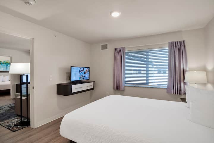 WaterWalk Extended Stay Charlotte - Arrowood suite in Charlotte, North Carolina
