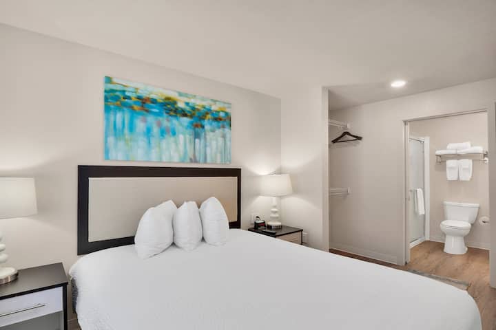 WaterWalk Extended Stay Charlotte - Arrowood suite in Charlotte, North Carolina