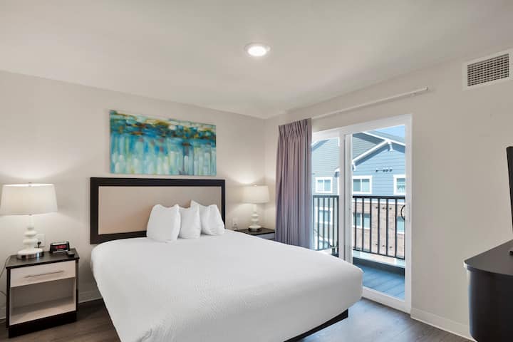 WaterWalk Extended Stay Charlotte - Arrowood suite in Charlotte, North Carolina