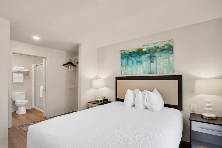 WaterWalk Extended Stay Charlotte - Arrowood suite in Charlotte, North Carolina