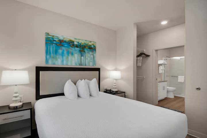 WaterWalk Extended Stay Charlotte - Arrowood suite in Charlotte, North Carolina