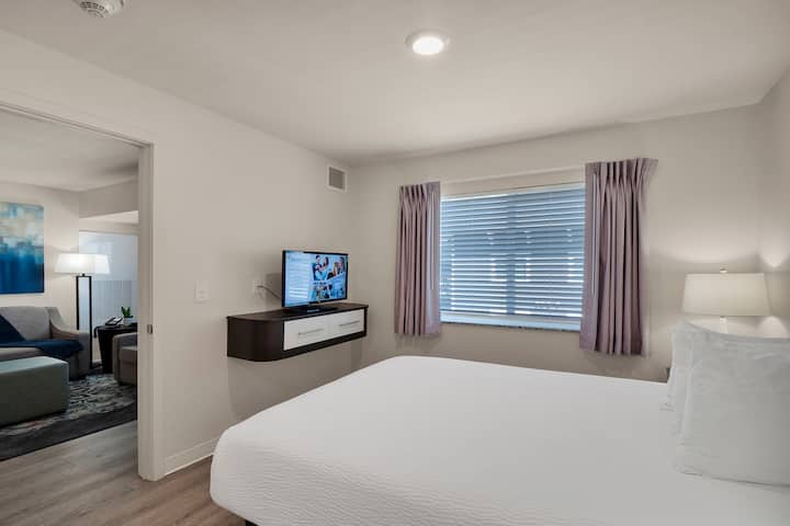 WaterWalk Extended Stay Charlotte - Arrowood suite in Charlotte, North Carolina