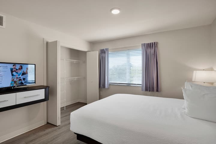 WaterWalk Extended Stay Charlotte - Arrowood suite in Charlotte, North Carolina