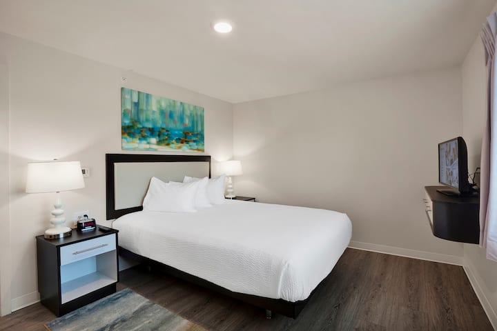 WaterWalk Extended Stay Charlotte - Arrowood suite in Charlotte, North Carolina